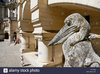 en-oise-pierrefonds-el-castillo-de-pierrefonds-en-el-patio-cerca-de-una-gargola-pelican-p1ytw9.jpg