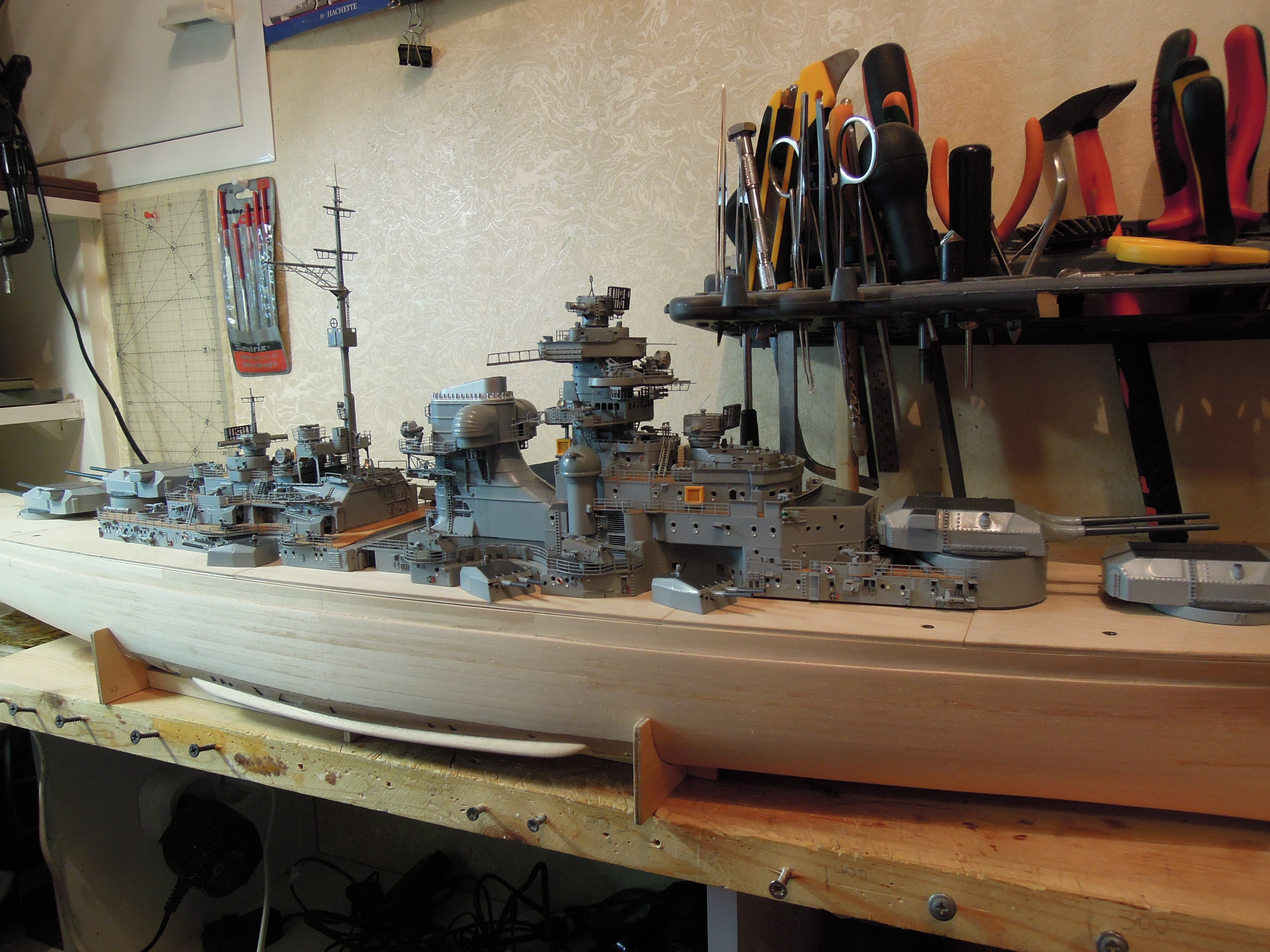 Сборка корабля из пластика. Линкор бисмарк от Амати модель 1 200. Модель "линкор бисмарк". Линкор бисмарк 1/200. Линкор бисмарк модель 1/200.
