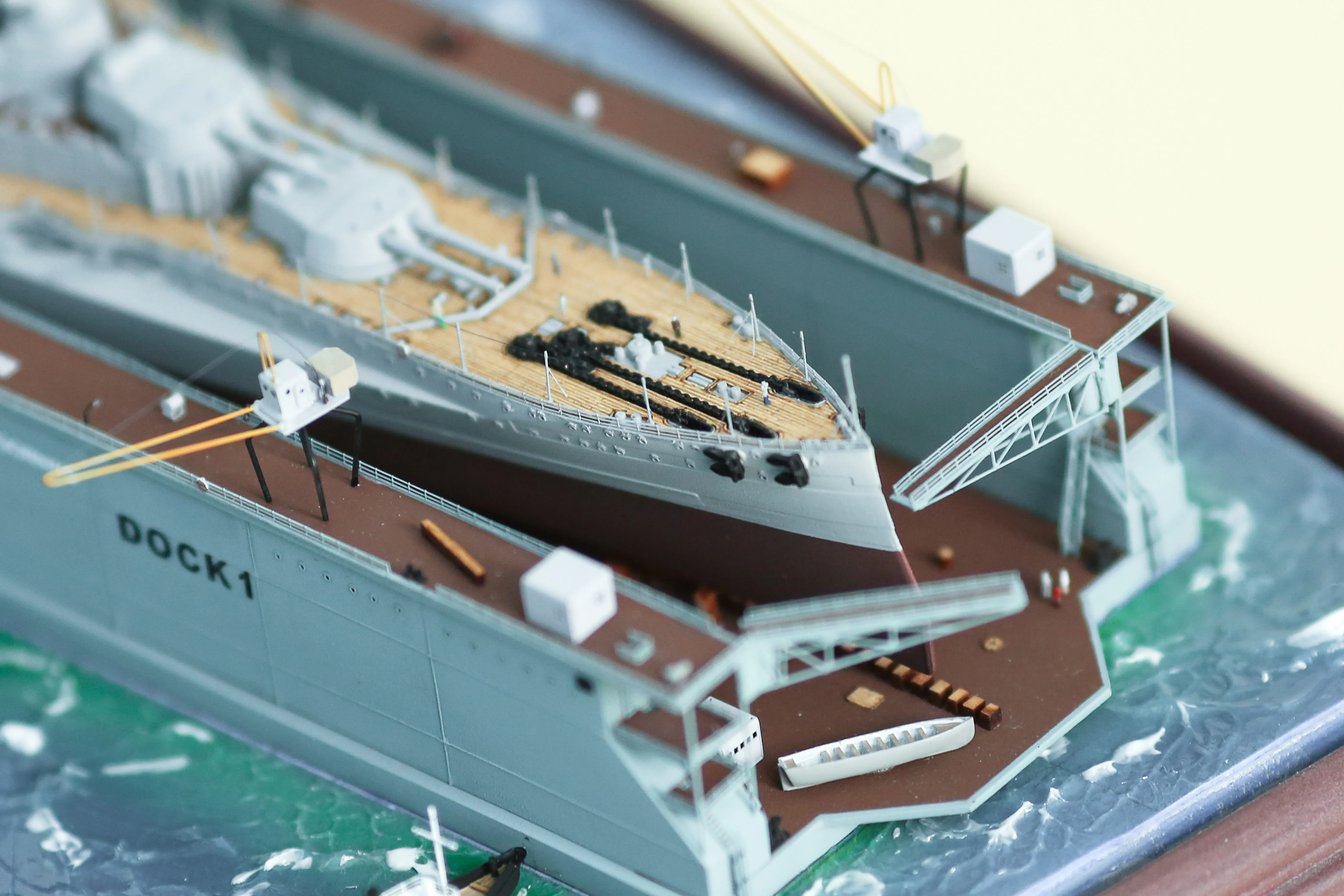 Модель корабля Линкор "Квин Элизабет" в доке - Верфь на Столе