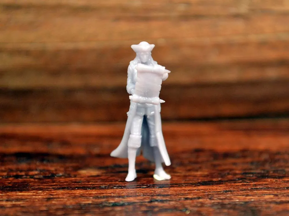 Фигурка пиратки, читающей указ, 25 мм