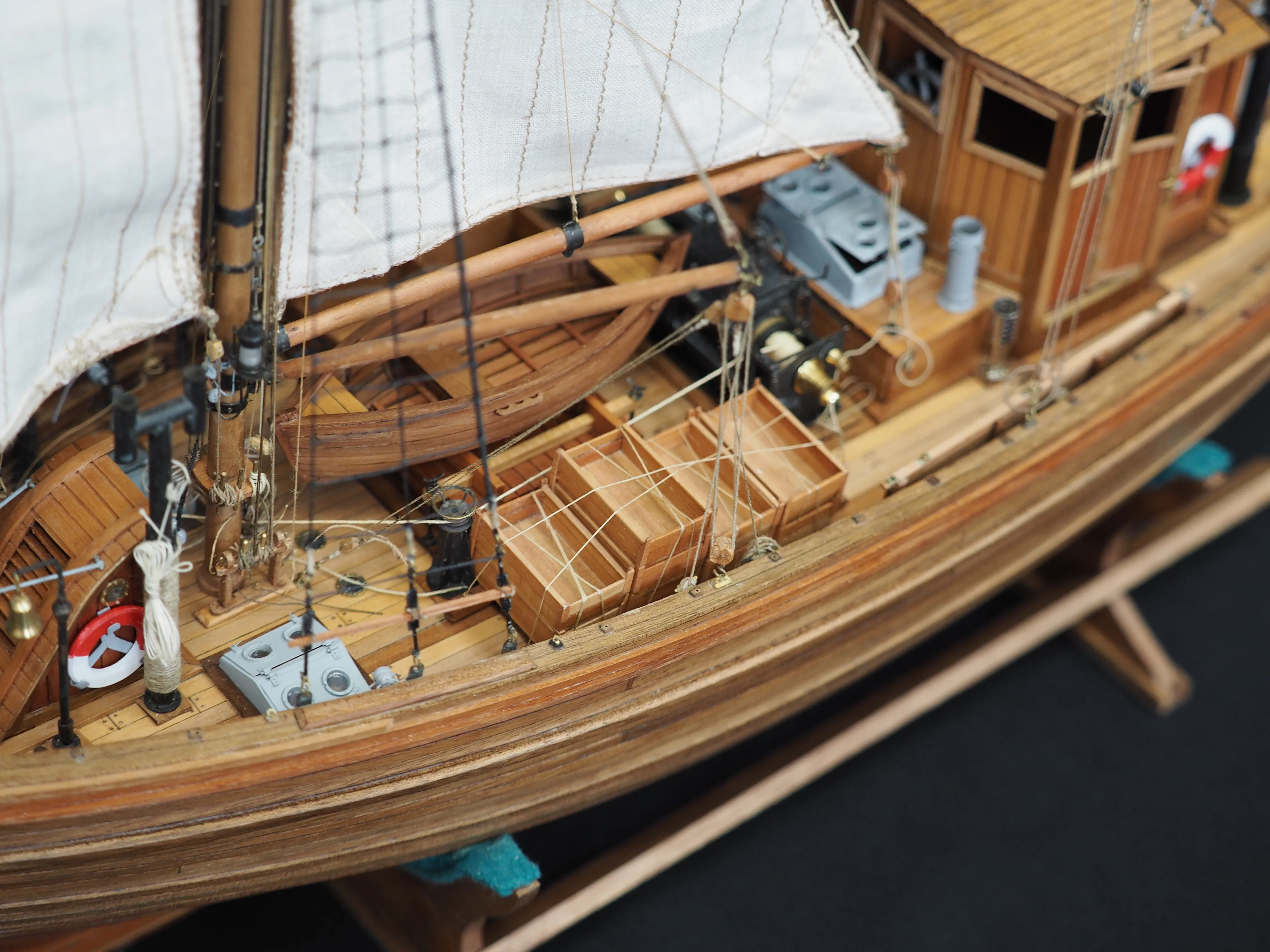 Модель корабля 17 метровый траловый рыболовный бот ГДР - Верфь на Столе