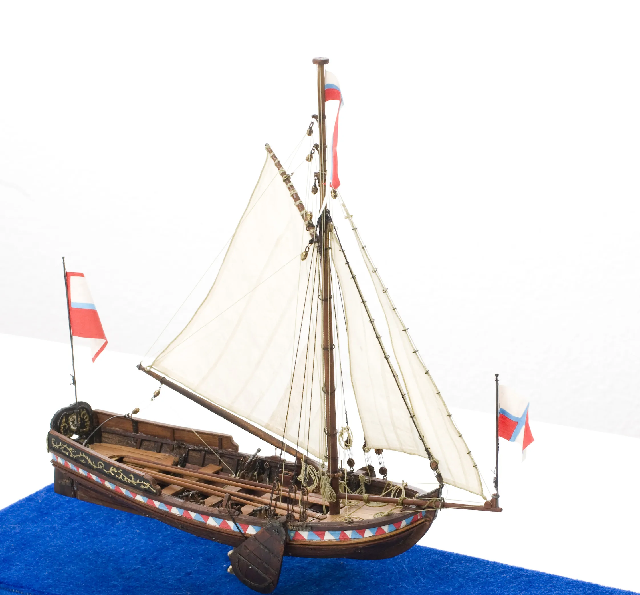 Модель корабля Ботик Петра 1  - Верфь на Столе
