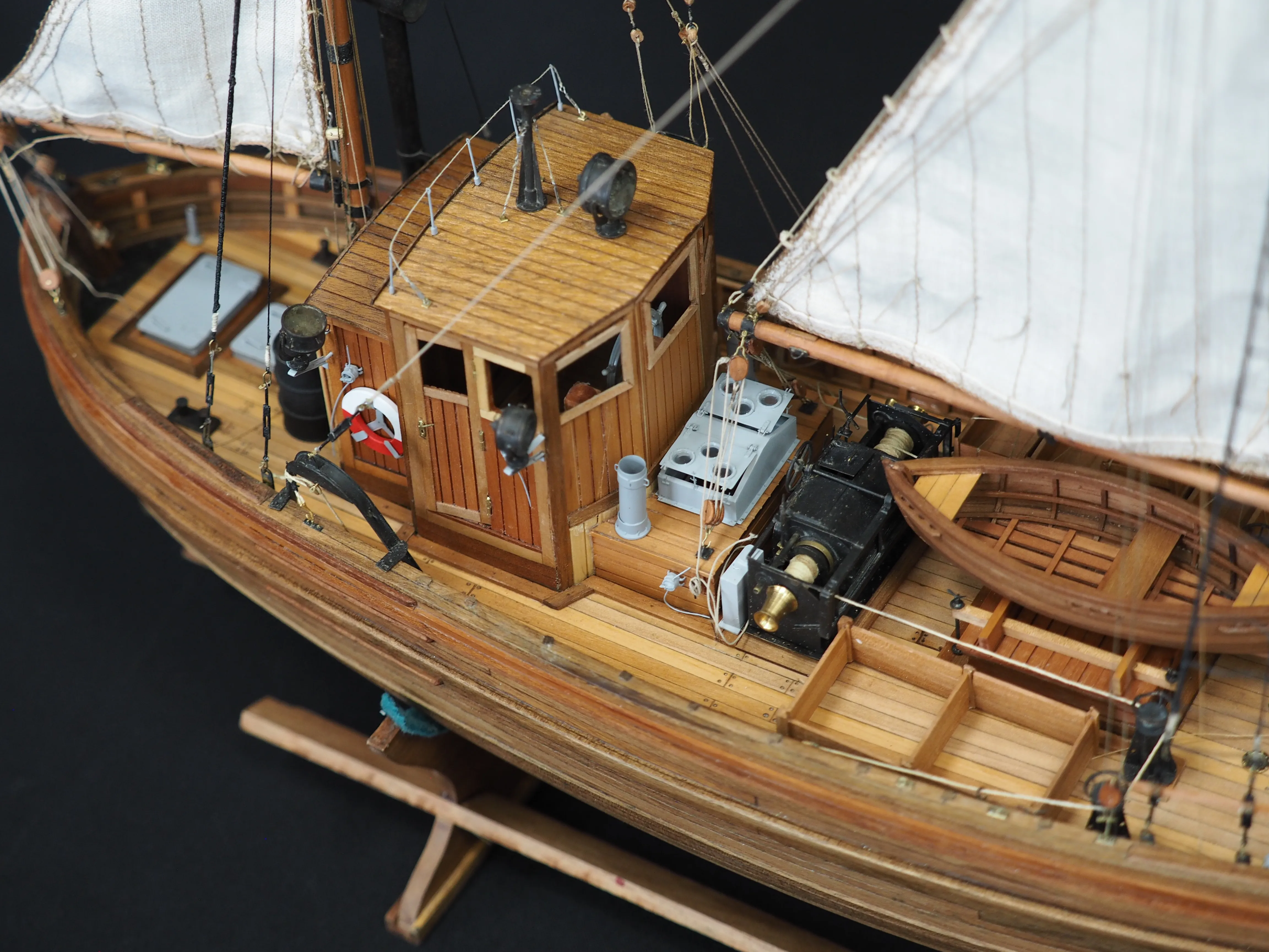 Модель корабля 17 метровый траловый рыболовный бот ГДР - Верфь на Столе