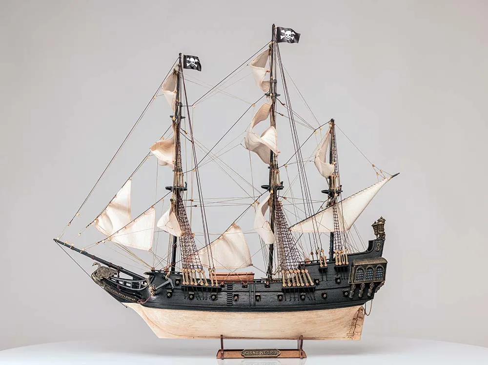 Black Swan, пиратский корабль + (Полный набор инструментов, клея и краски)