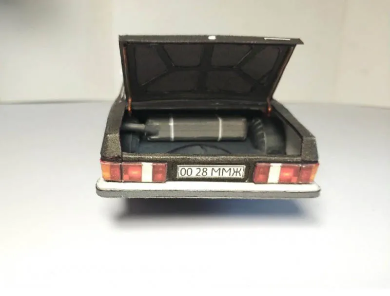 Модель из бумаги автомобиль легковой Модель из бумаги автомобиль легковой