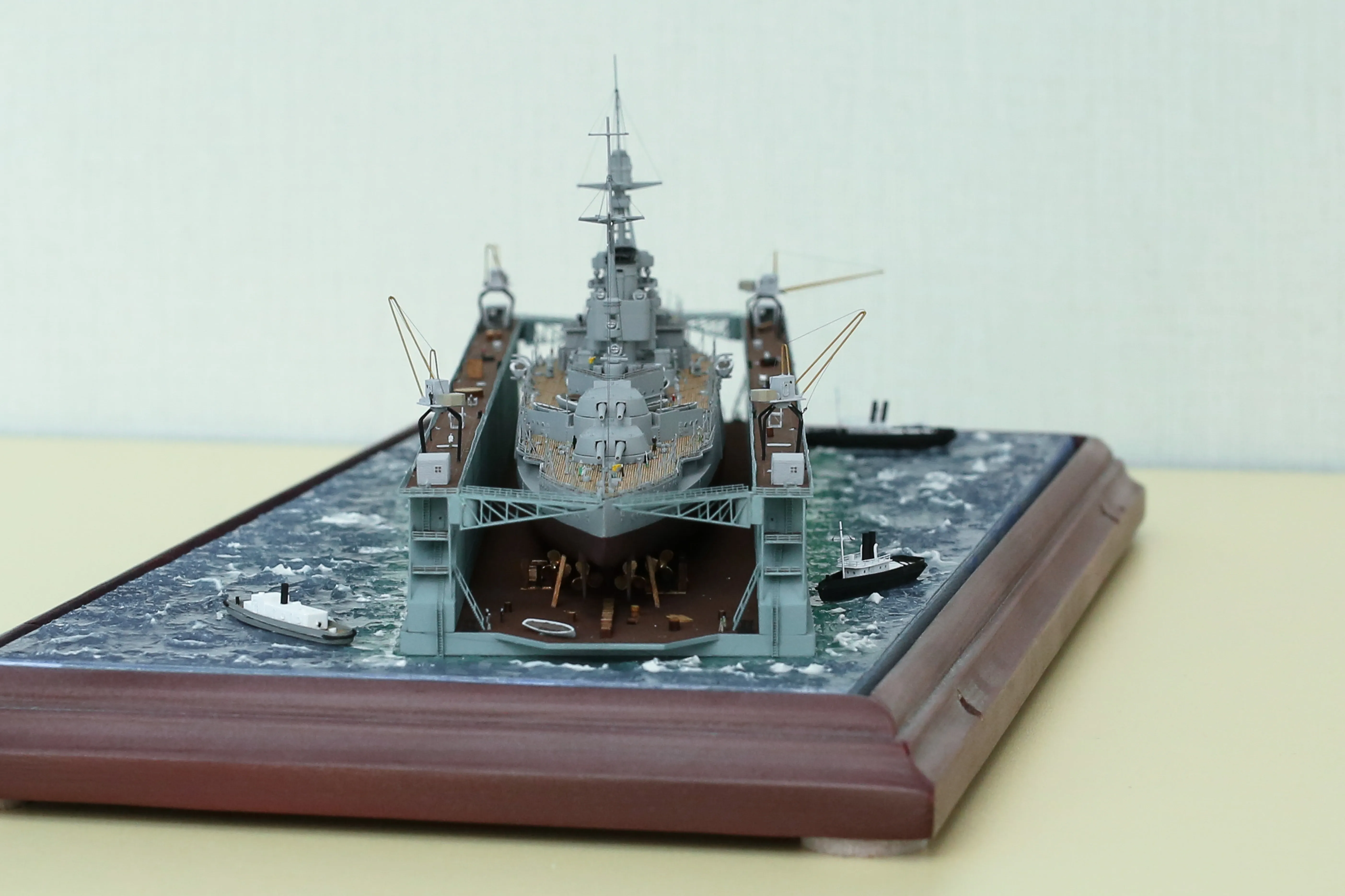 Модель корабля Линкор "Квин Элизабет" в доке - Верфь на Столе