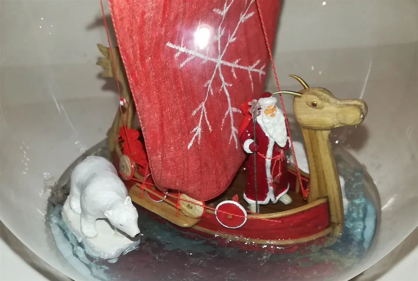 Модель корабля композиция в елочном шаре “Дед Мороз везет подарки”  - Верфь на Столе
