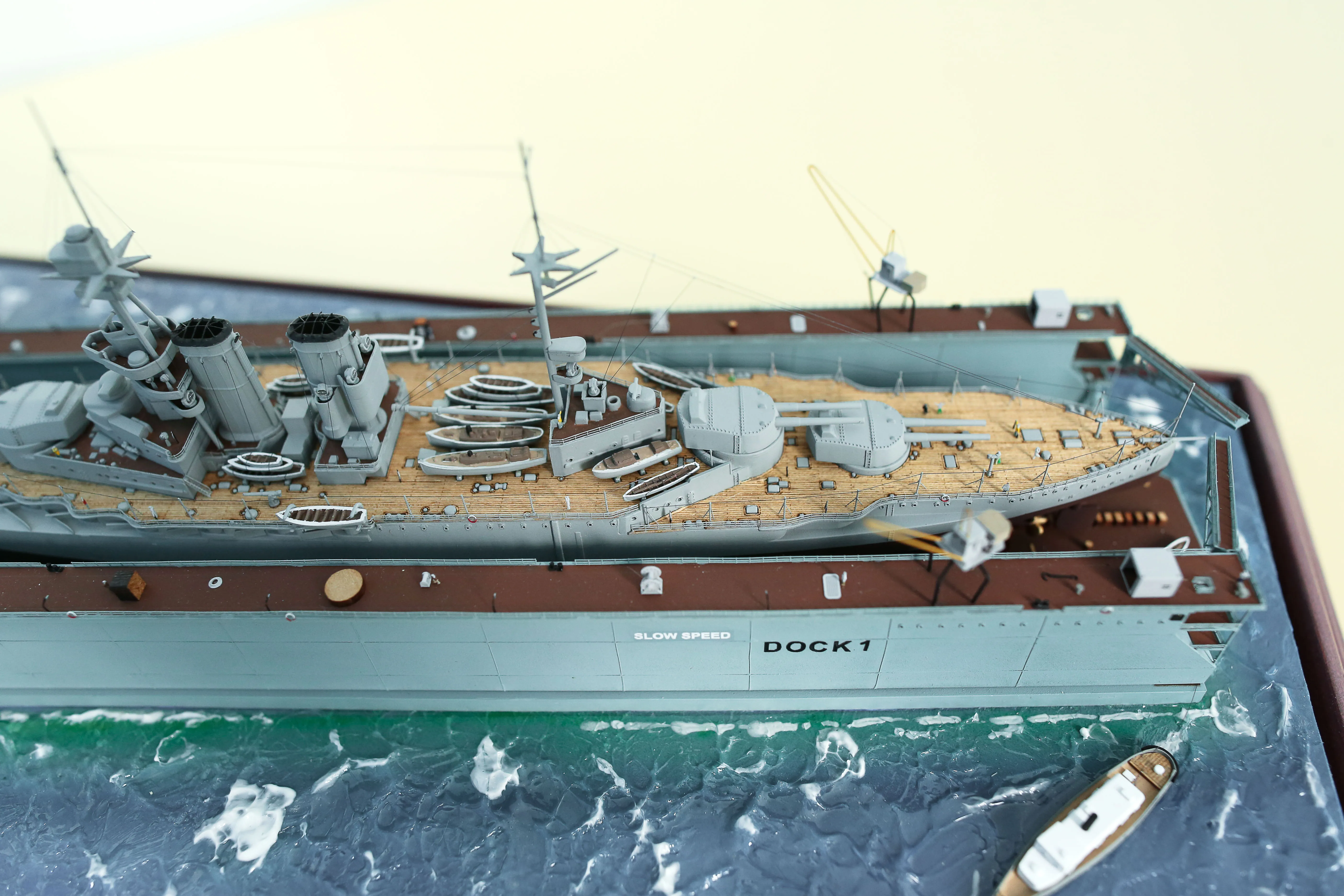 Модель корабля Линкор "Квин Элизабет" в доке - Верфь на Столе