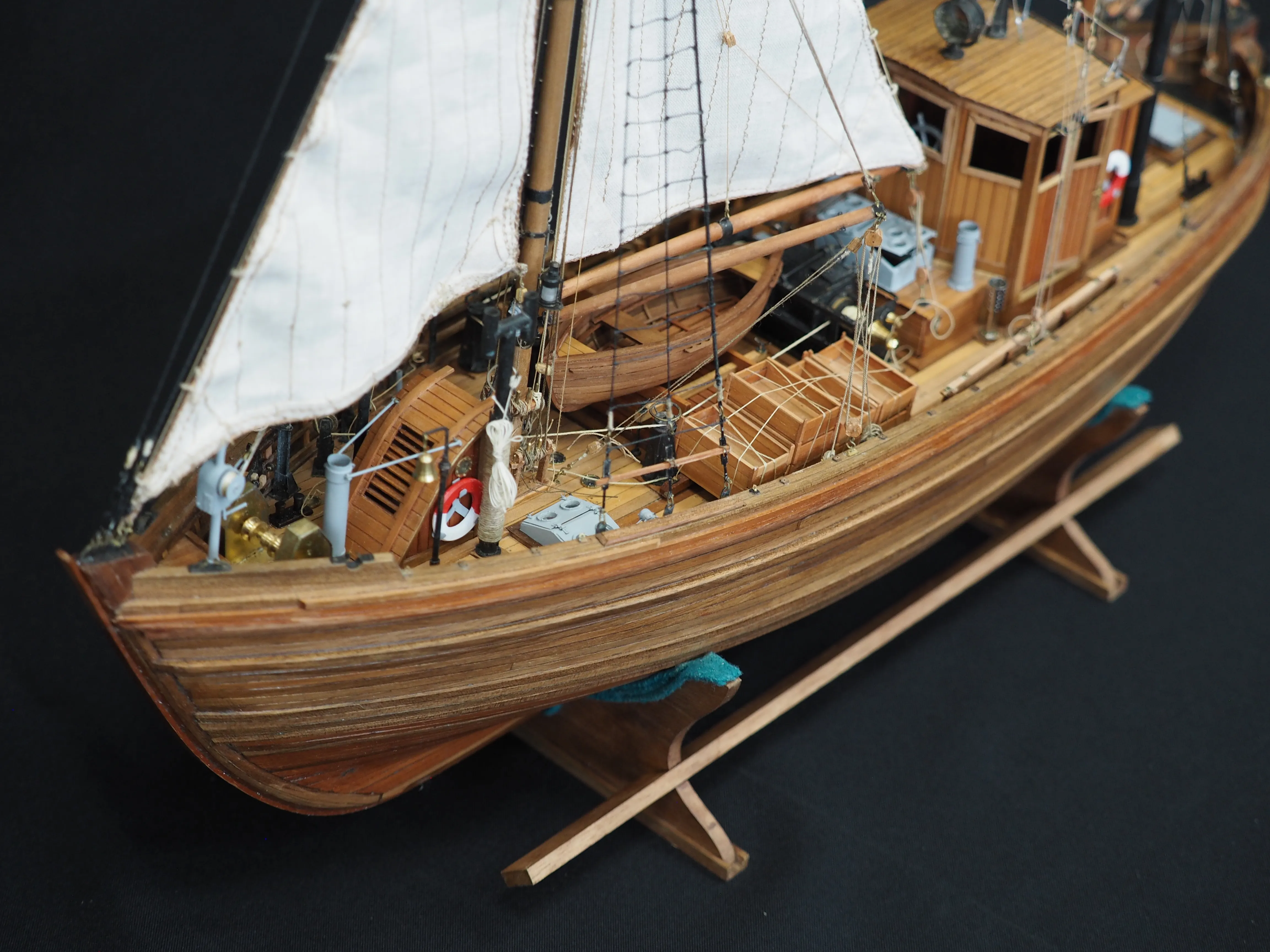 Модель корабля 17 метровый траловый рыболовный бот ГДР - Верфь на Столе