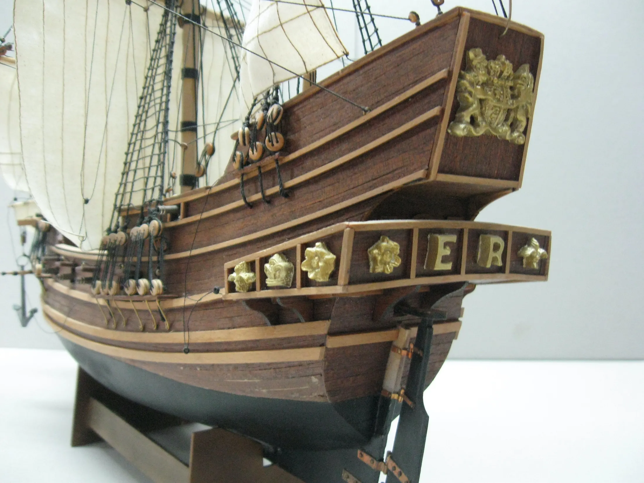 Модель корабля Галеон Золотая Лань - Верфь на Столе
