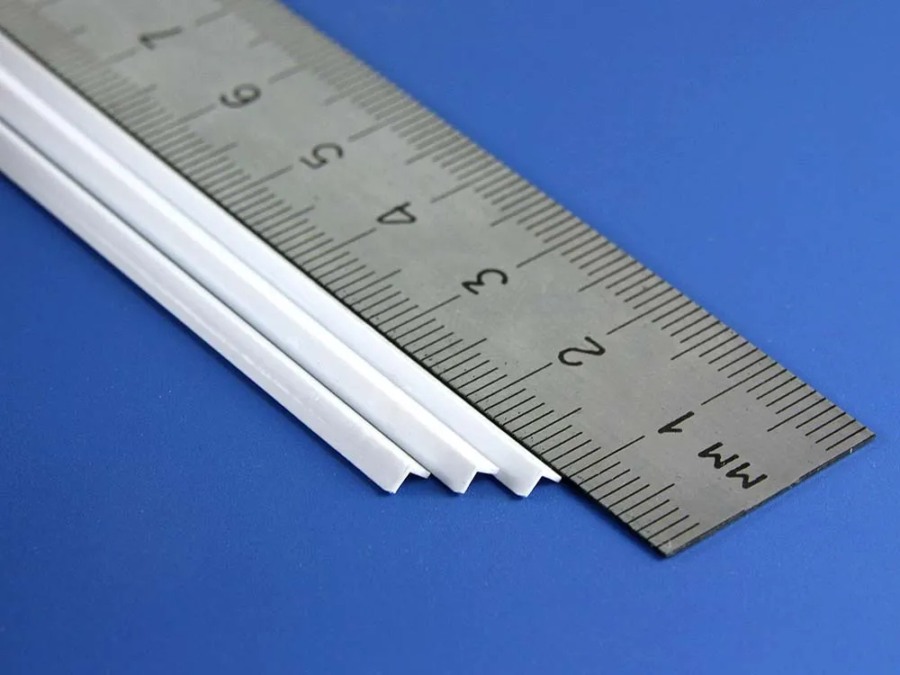 Уголок пластиковый 2,5х2,5 мм, 4 шт/уп.