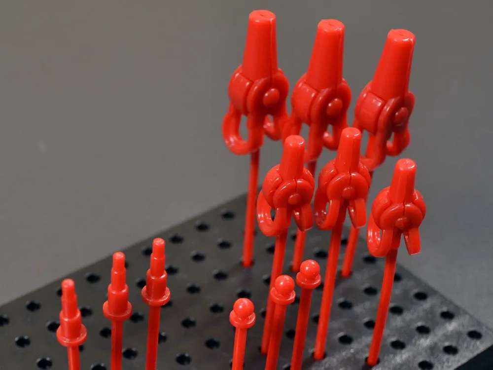 Набор четырех видов держателей для окрашиваемых деталей, всего 12 шт