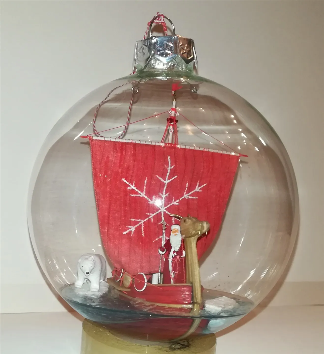Модель корабля композиция в елочном шаре “Дед Мороз везет подарки”  - Верфь на Столе
