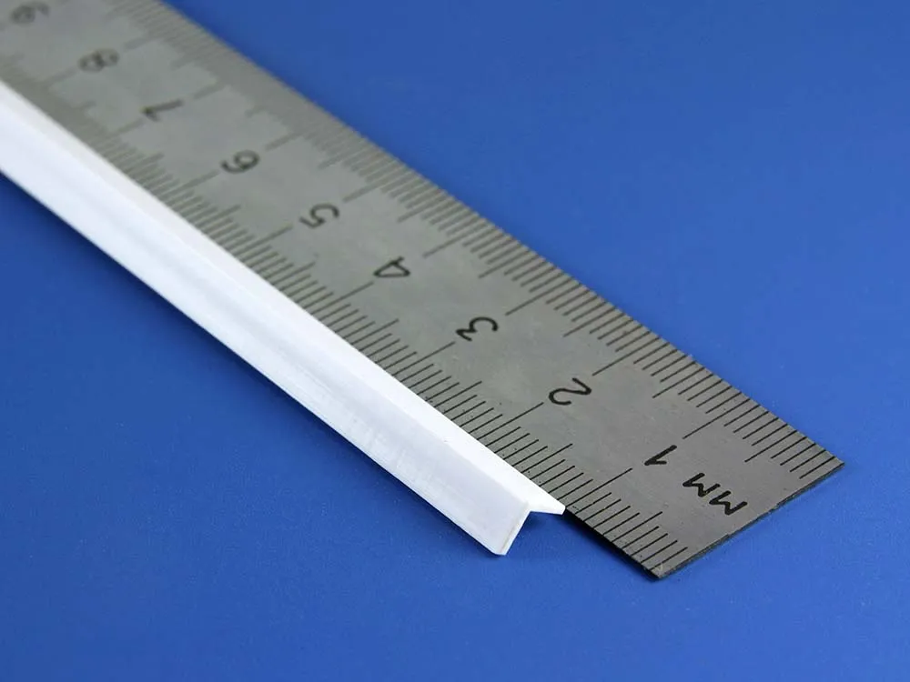 Уголок пластиковый 4,8х4,8 мм, 3 шт/уп.