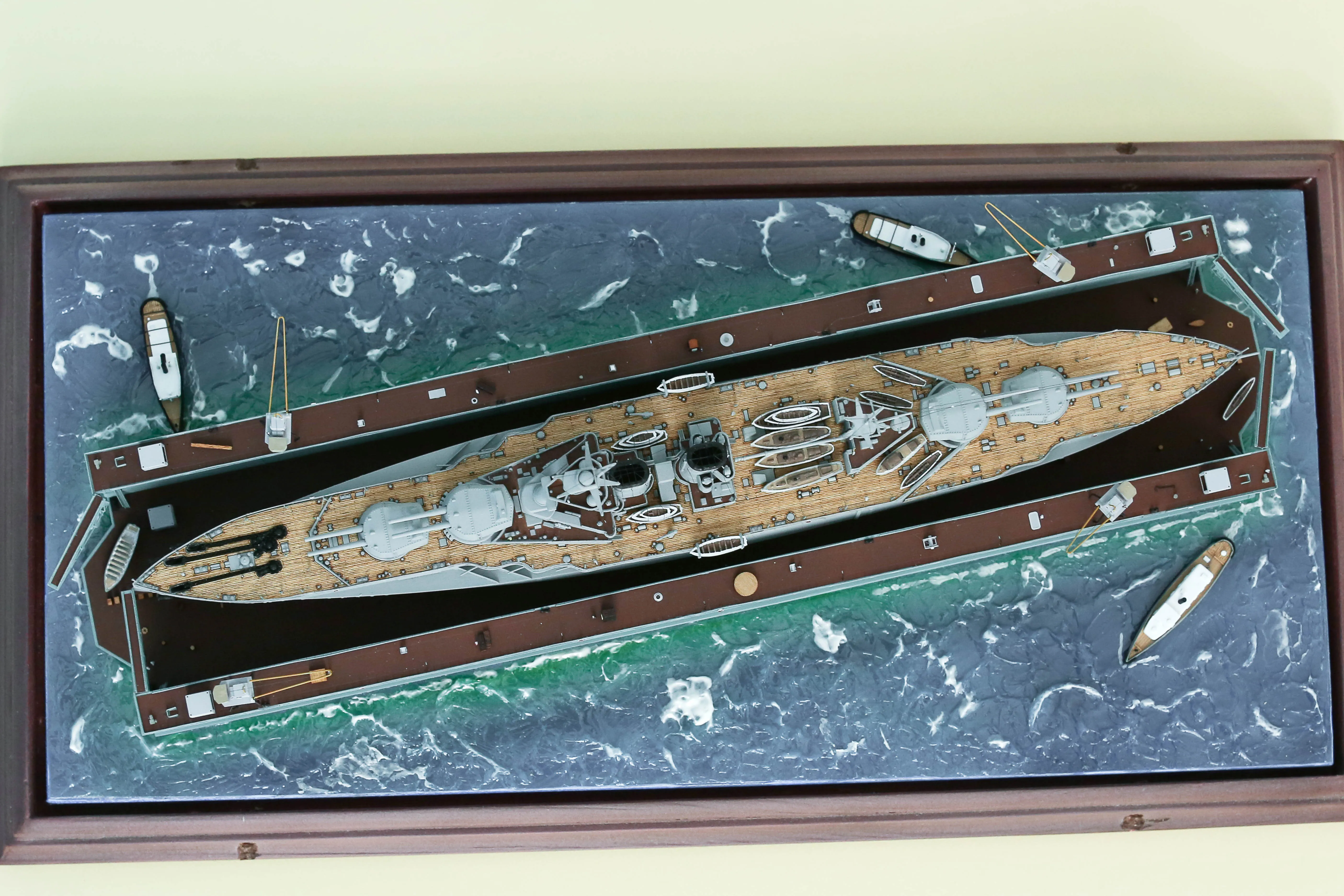 Модель корабля Линкор "Квин Элизабет" в доке - Верфь на Столе