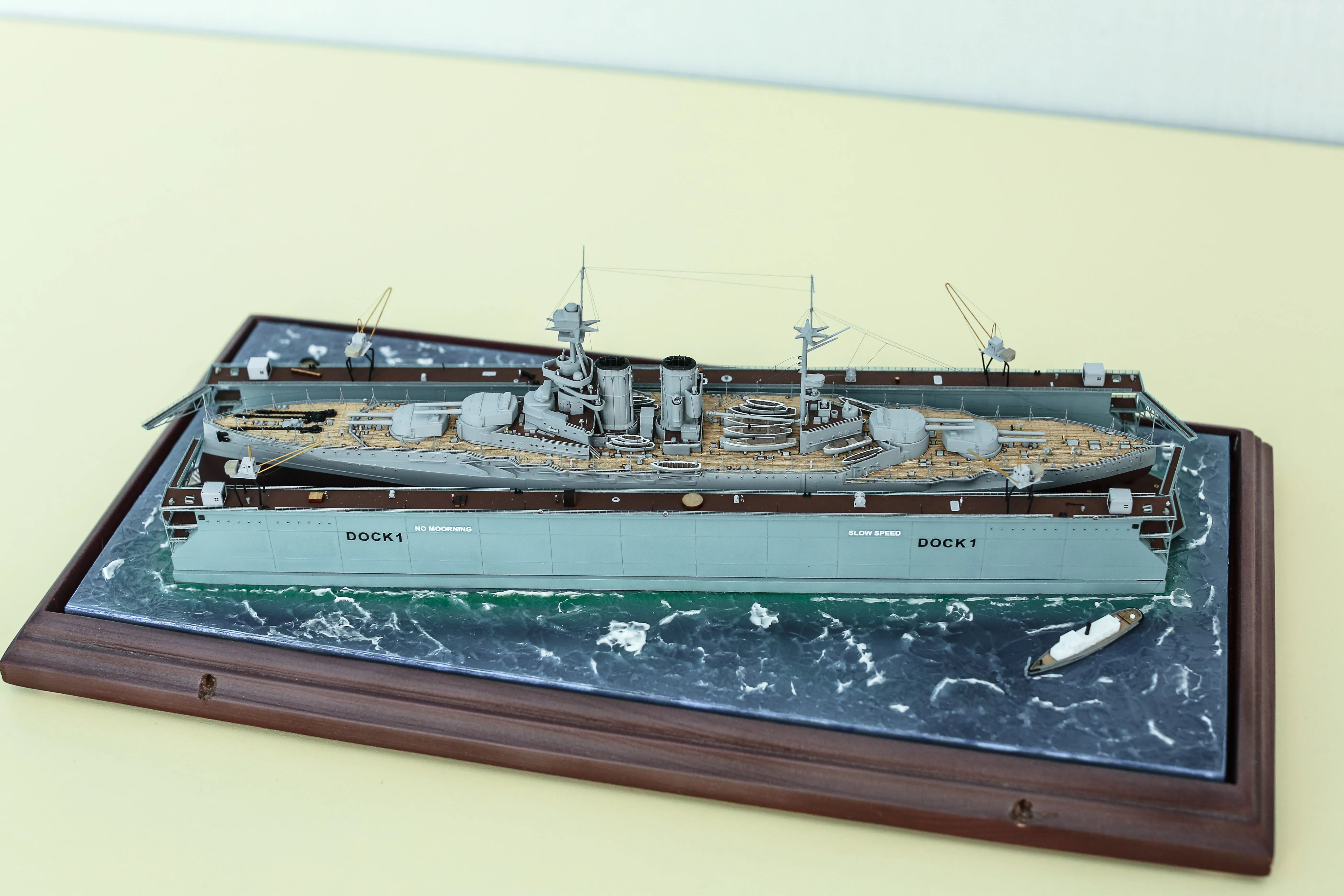 Модель корабля Линкор "Квин Элизабет" в доке - Верфь на Столе