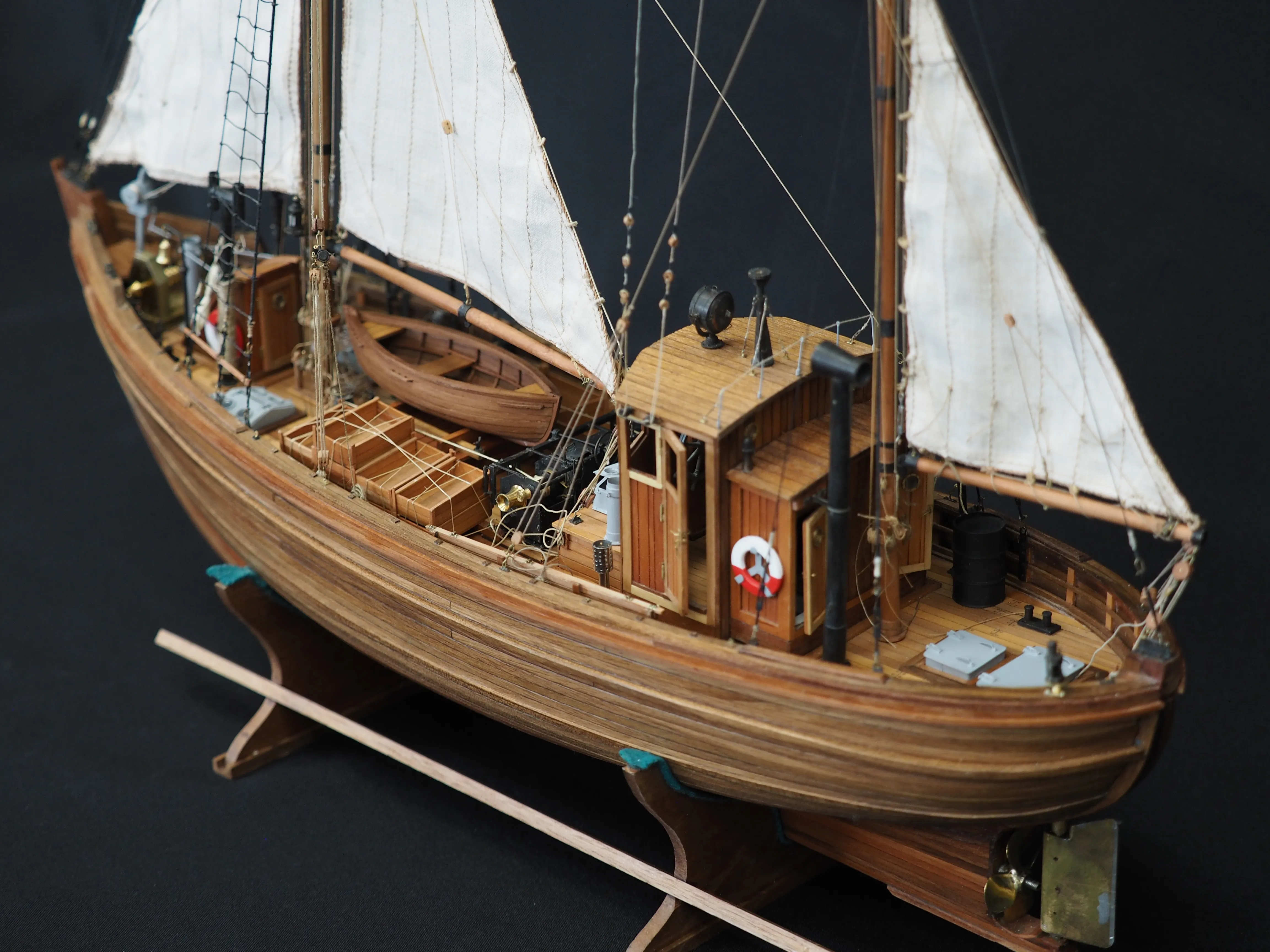 Модель корабля 17 метровый траловый рыболовный бот ГДР - Верфь на Столе