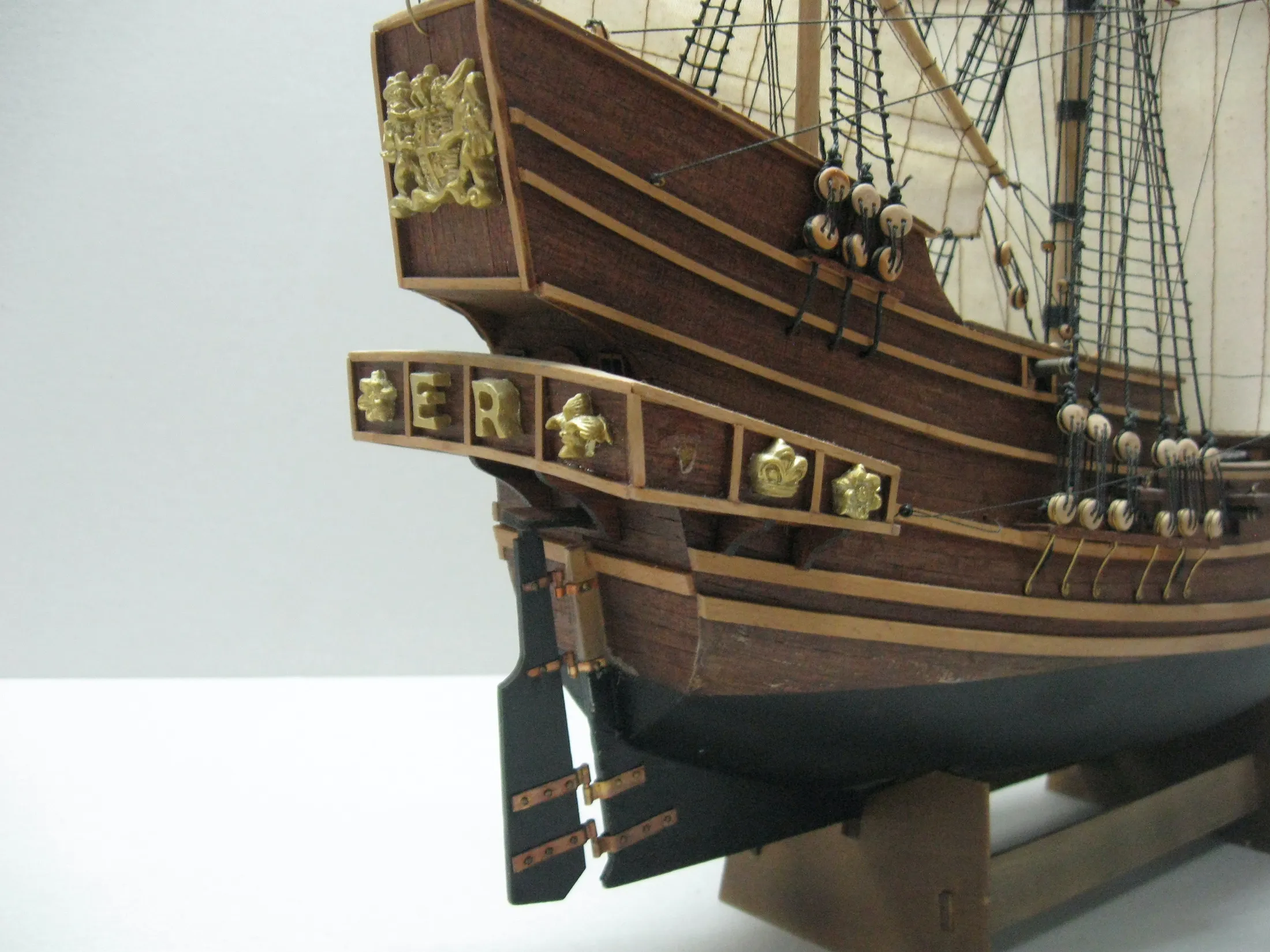 Модель корабля Галеон Золотая Лань - Верфь на Столе