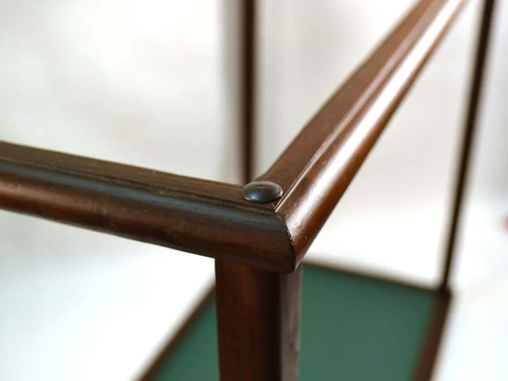 Витрина для модели, ясень, размеры 700 х 280 х 500 мм Витрина для модели, ясень, размеры 700 х 280 х 500 мм