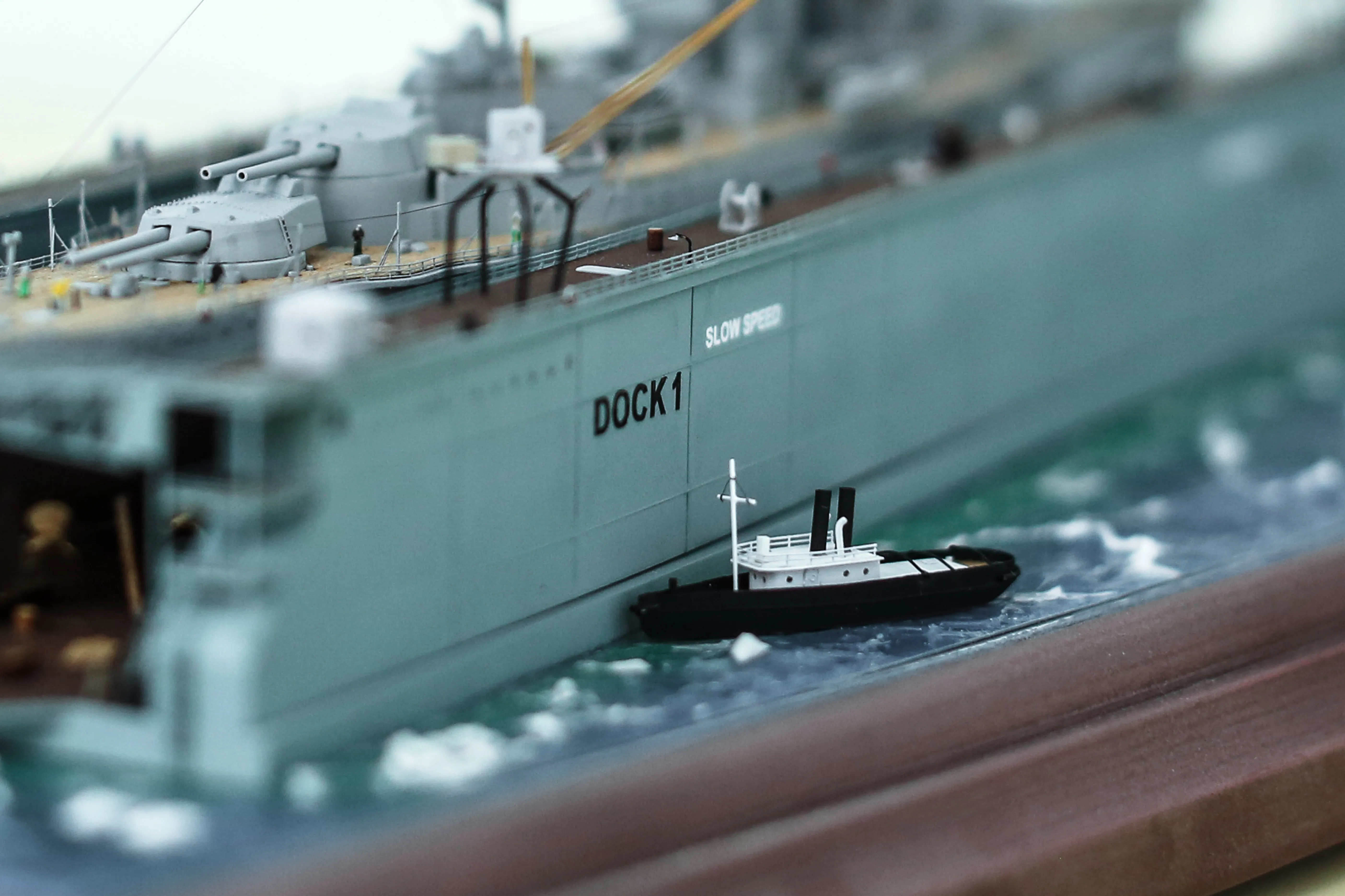 Модель корабля Линкор "Квин Элизабет" в доке - Верфь на Столе