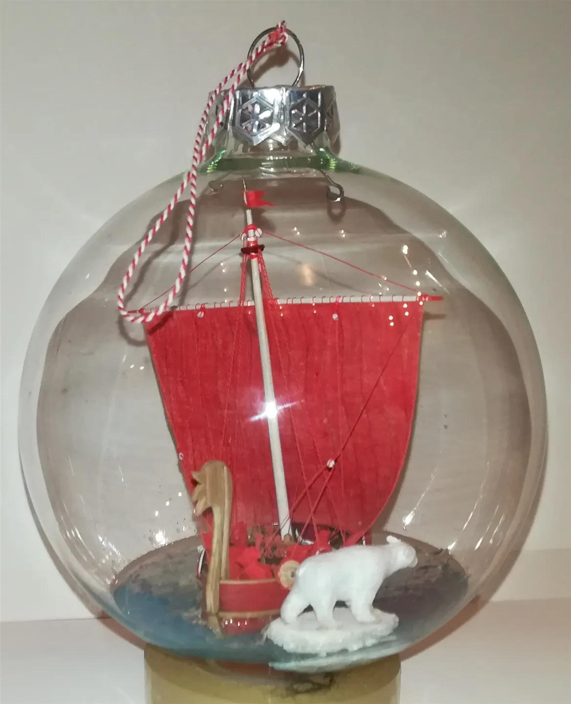 Модель корабля композиция в елочном шаре “Дед Мороз везет подарки”  - Верфь на Столе
