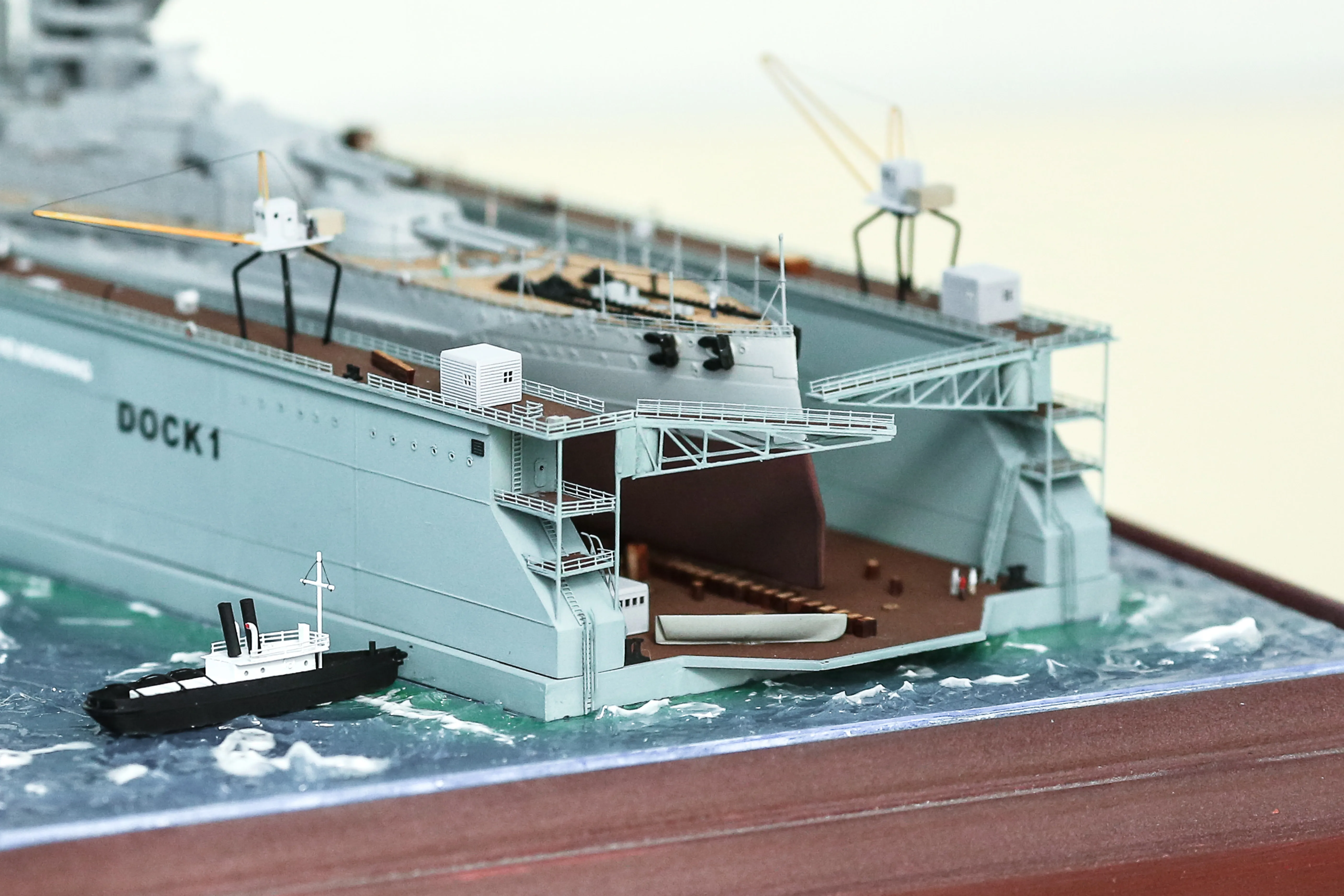 Модель корабля Линкор "Квин Элизабет" в доке - Верфь на Столе