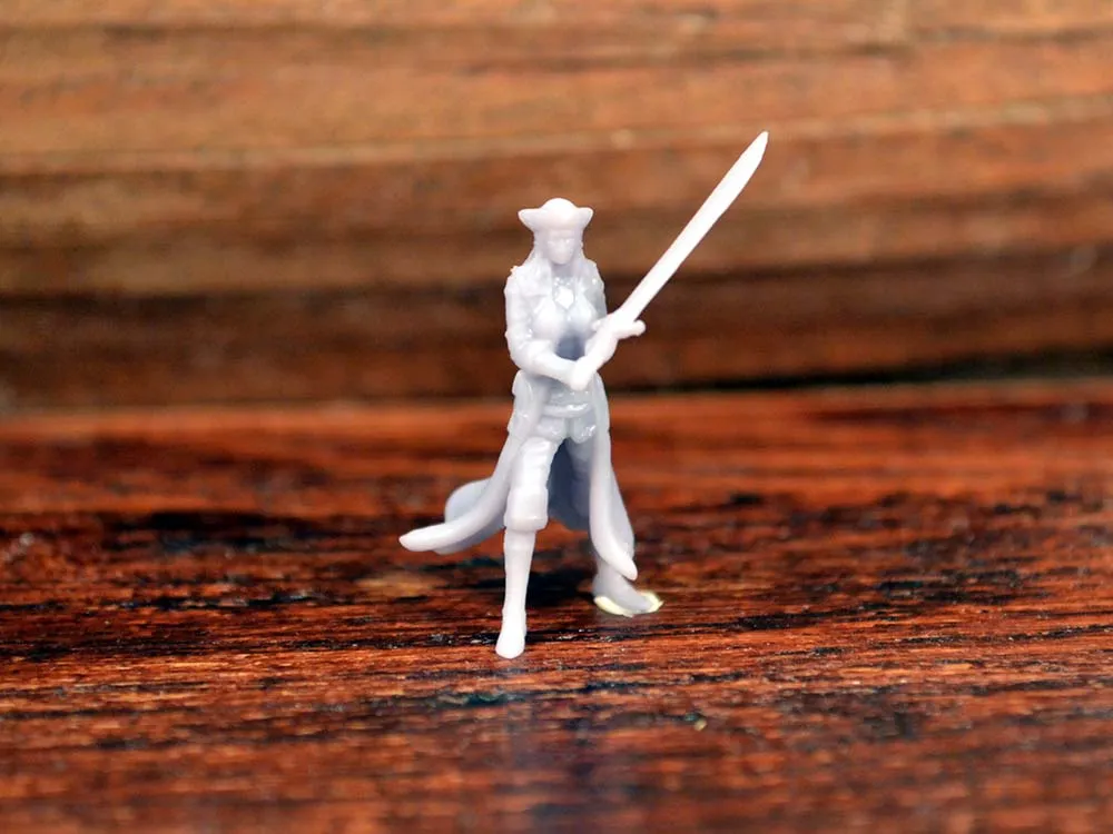 Фигурка пиратка с длинной саблей, 25 мм