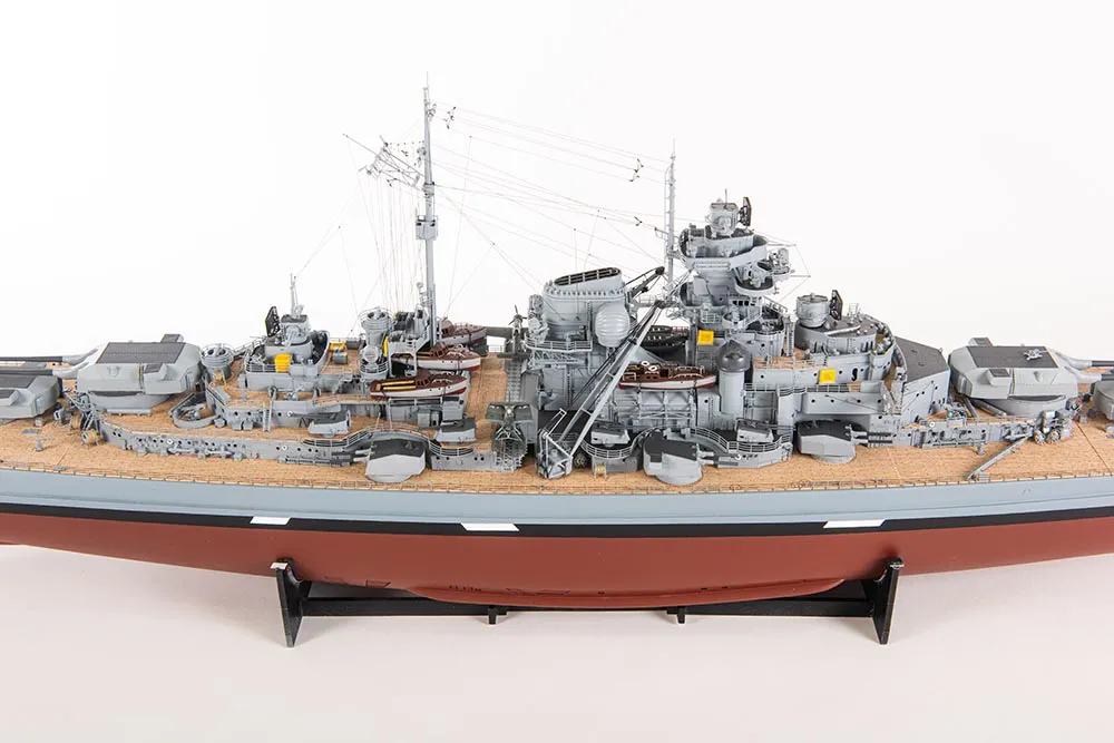 Линкор Bismarck (Бисмарк) + (Стартовый набор инструментов) Линкор Bismarck (Бисмарк) + (Стартовый набор инструментов)