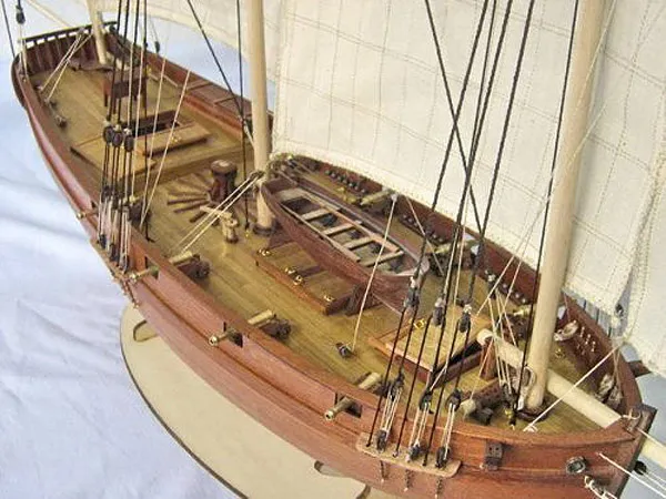 модель корабля для сборки Le Coureur 1776 модель корабля для сборки Le Coureur 1776