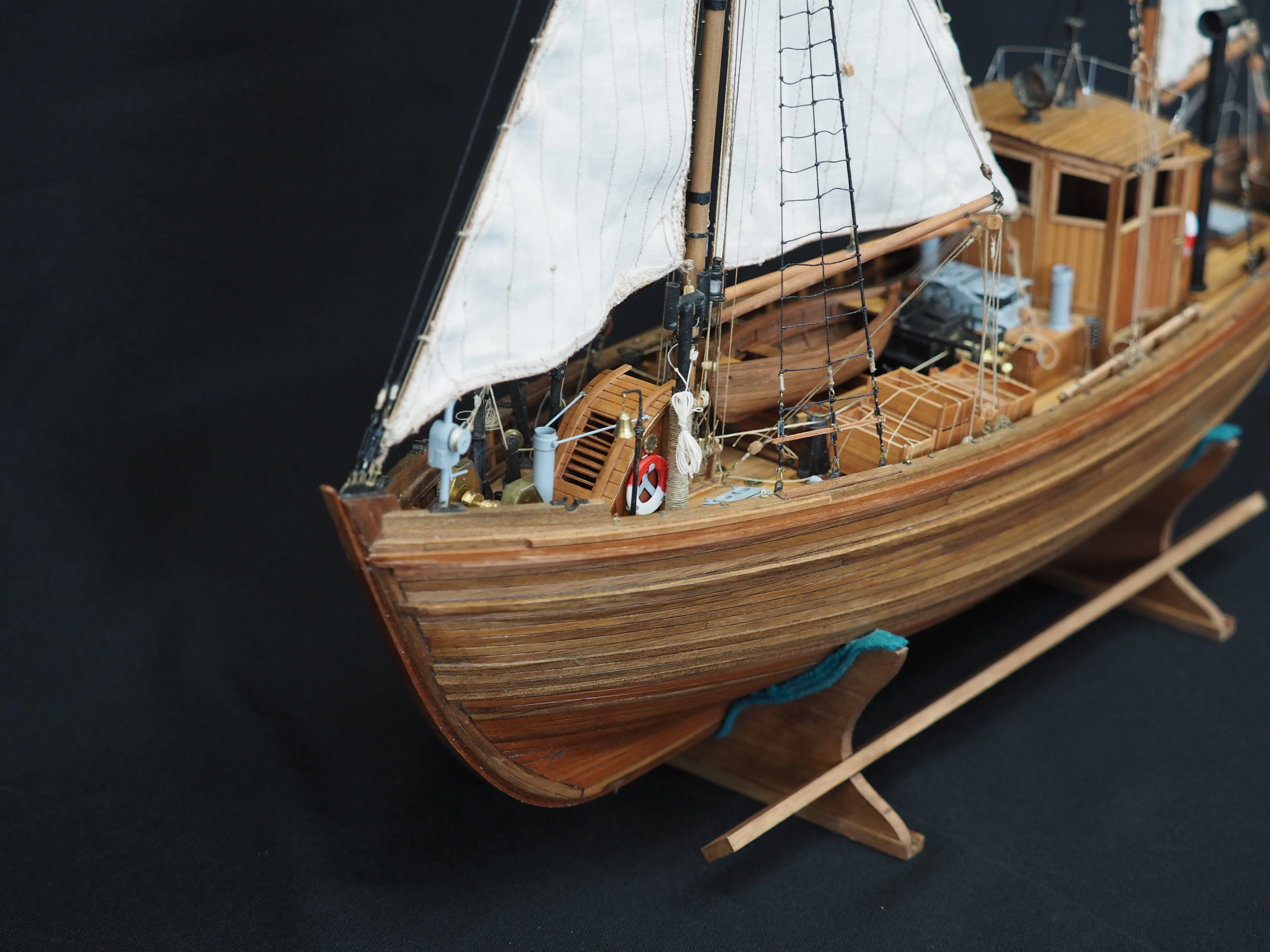 Модель корабля 17 метровый траловый рыболовный бот ГДР - Верфь на Столе