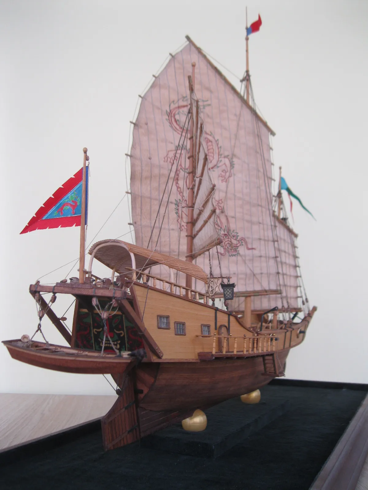 Модель корабля Джонка „RED DRAGON“  - Верфь на Столе
