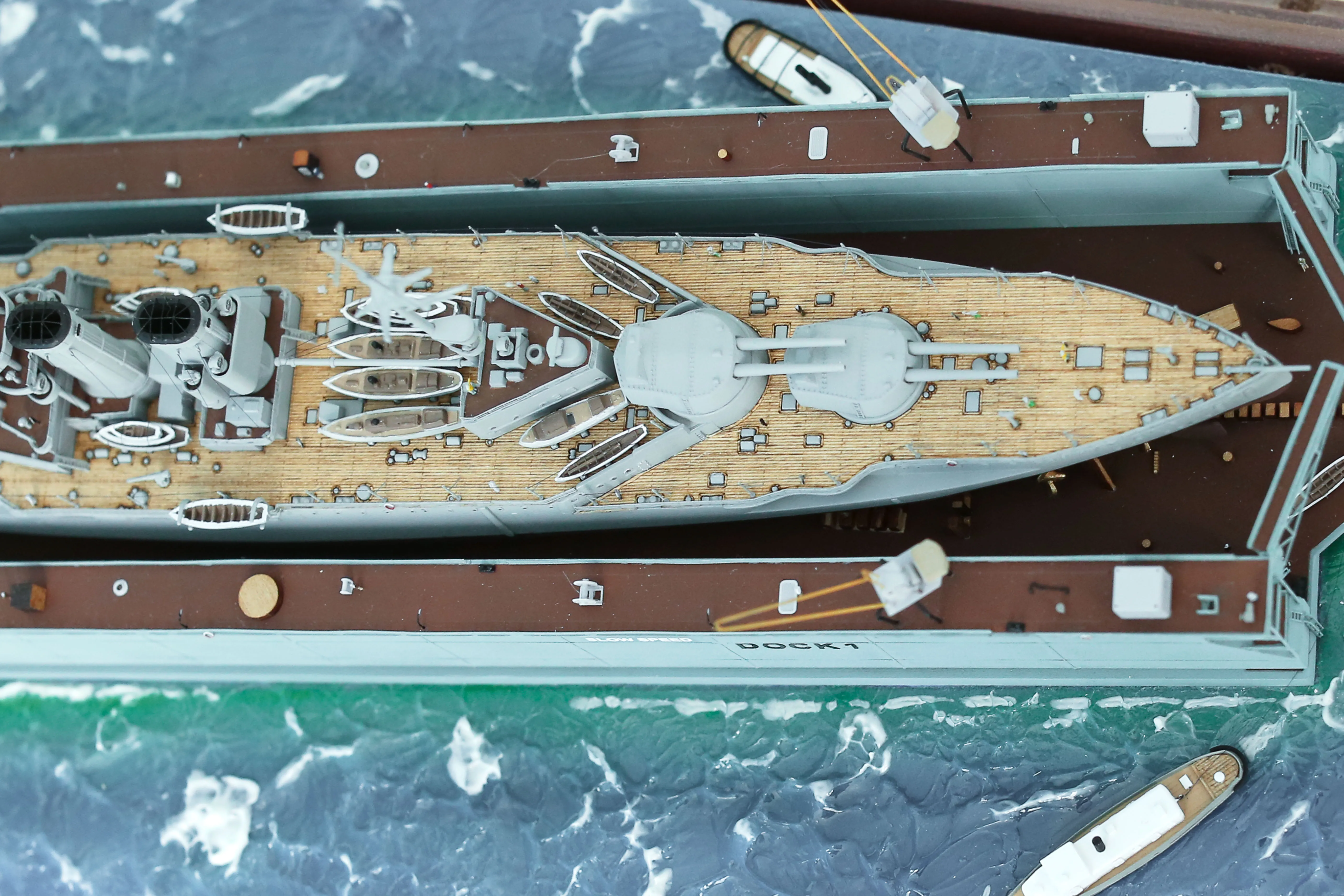 Модель корабля Линкор "Квин Элизабет" в доке - Верфь на Столе