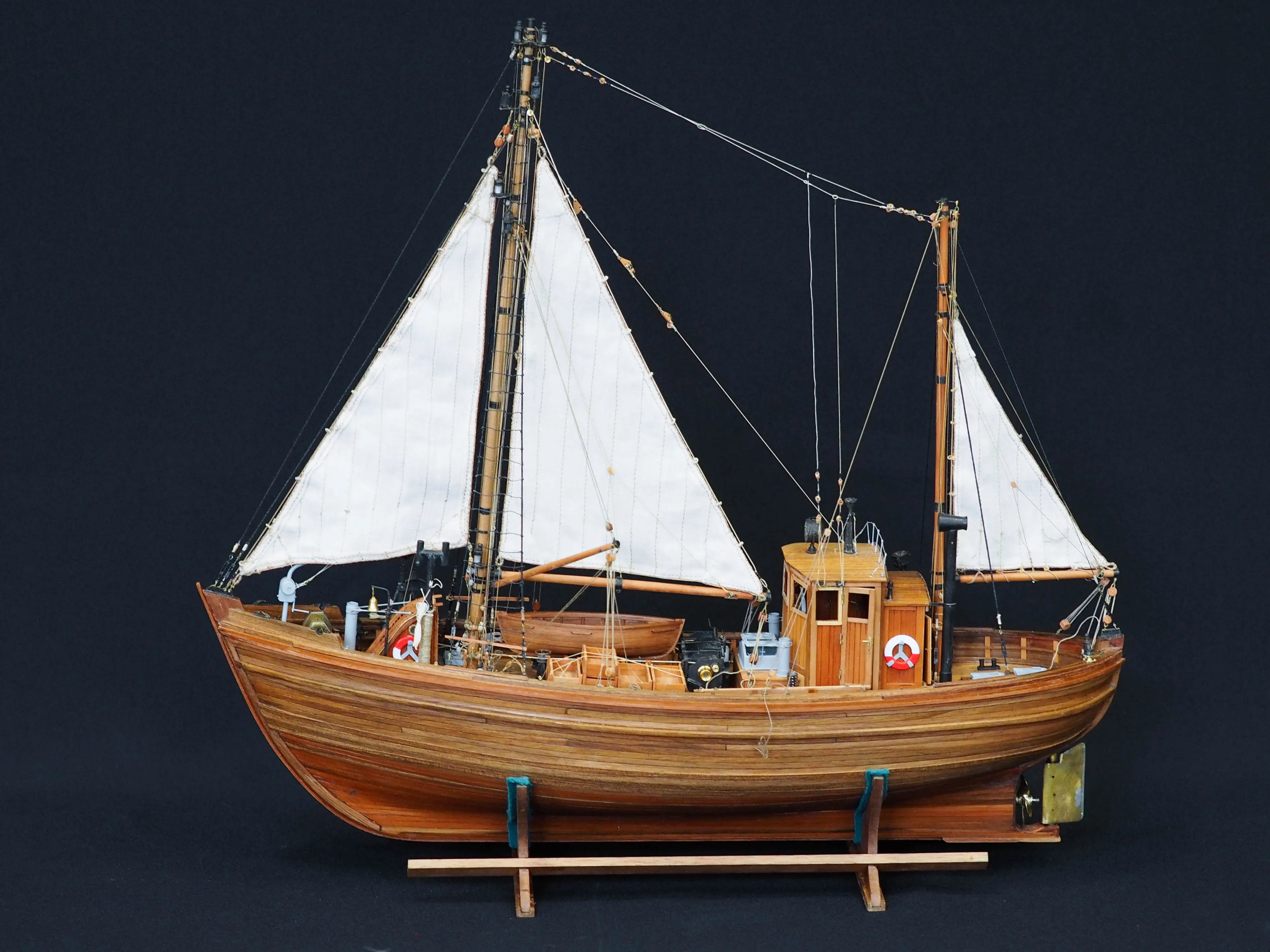 Модель корабля 17 метровый траловый рыболовный бот ГДР - Верфь на Столе