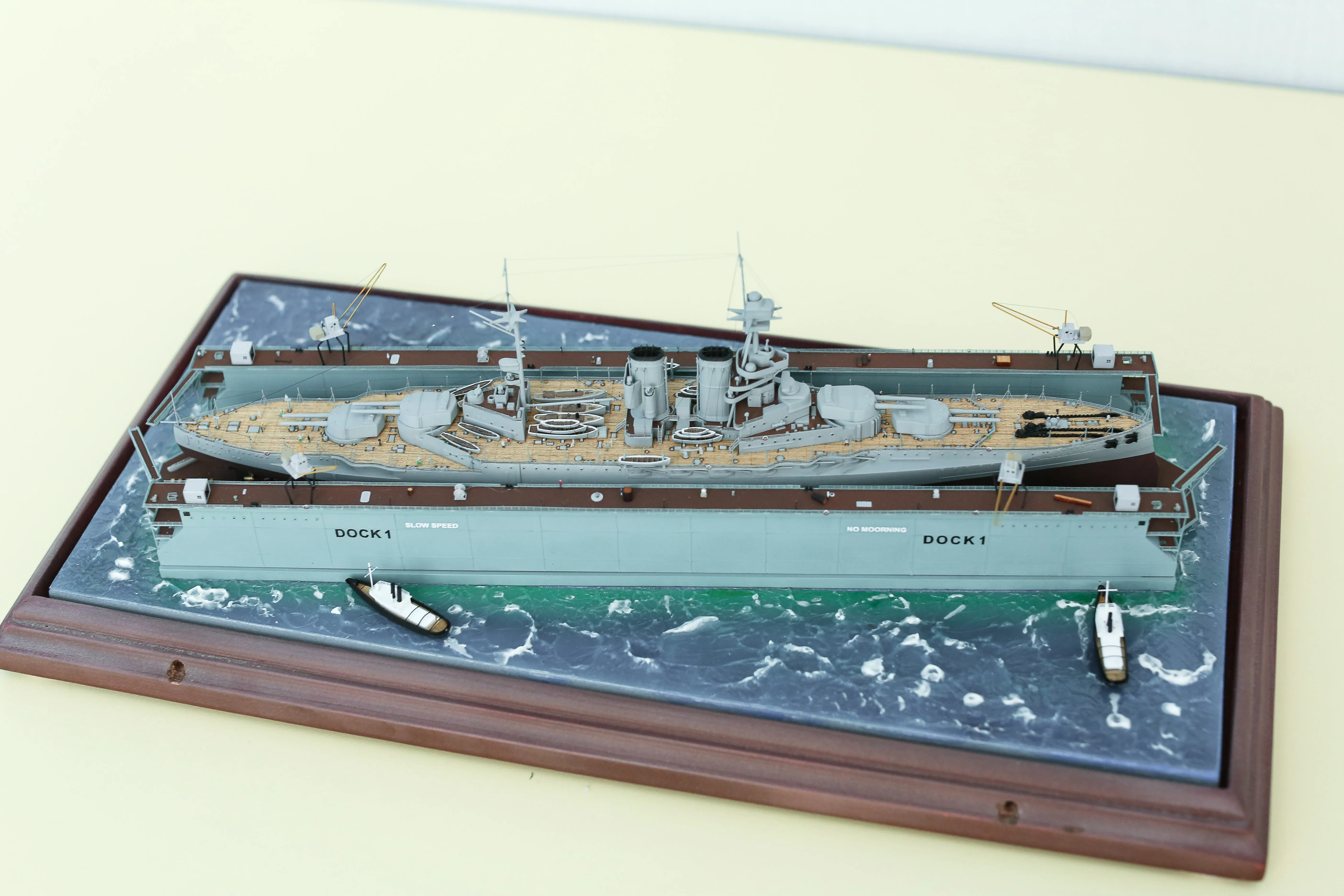 Модель корабля Линкор "Квин Элизабет" в доке - Верфь на Столе