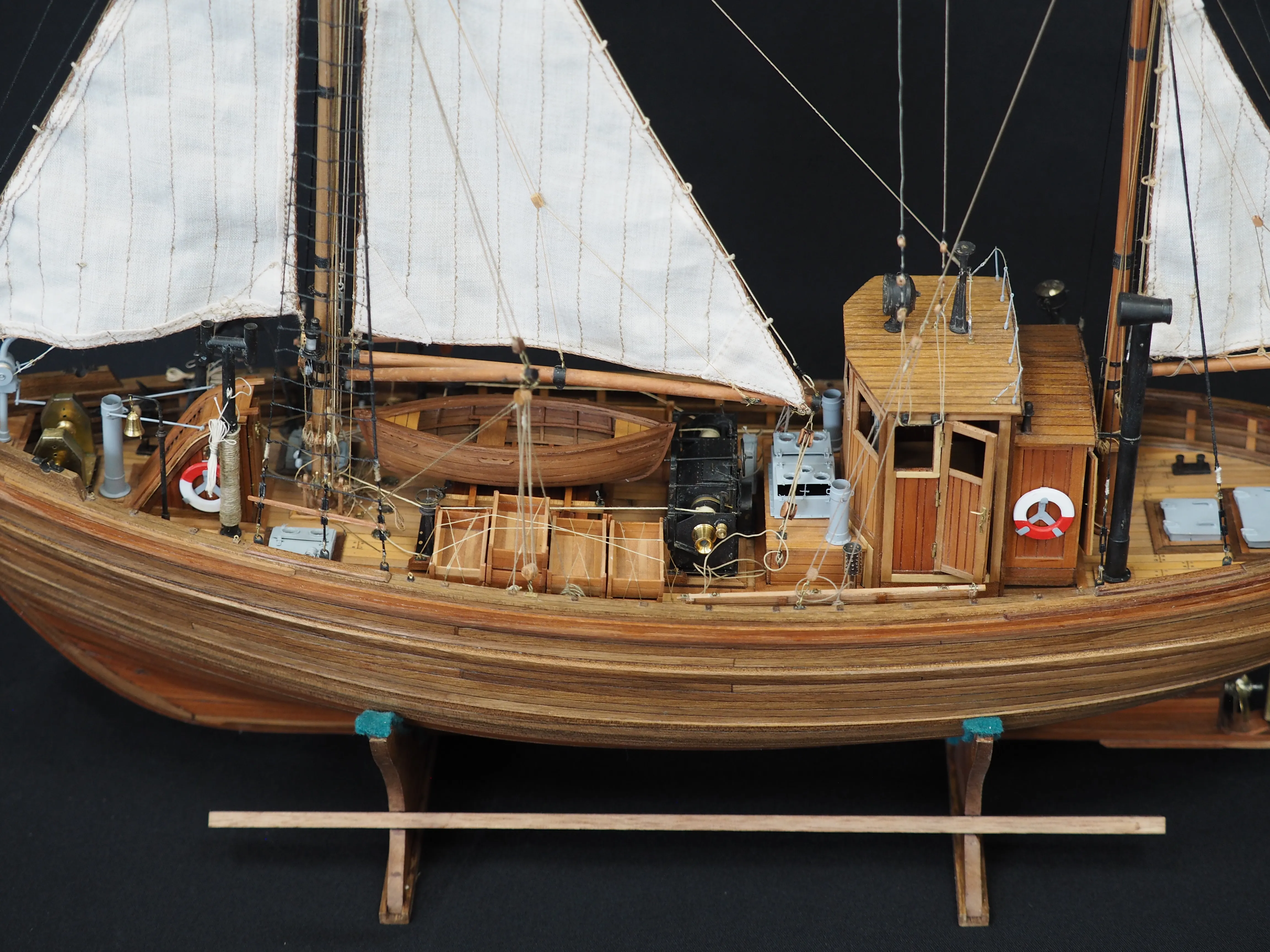 Модель корабля 17 метровый траловый рыболовный бот ГДР - Верфь на Столе