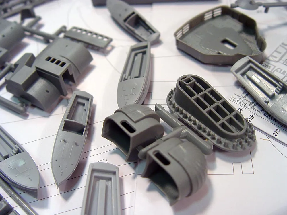 Линкор Bismarck (Бисмарк) + (Стартовый набор инструментов) Линкор Bismarck (Бисмарк) + (Стартовый набор инструментов)