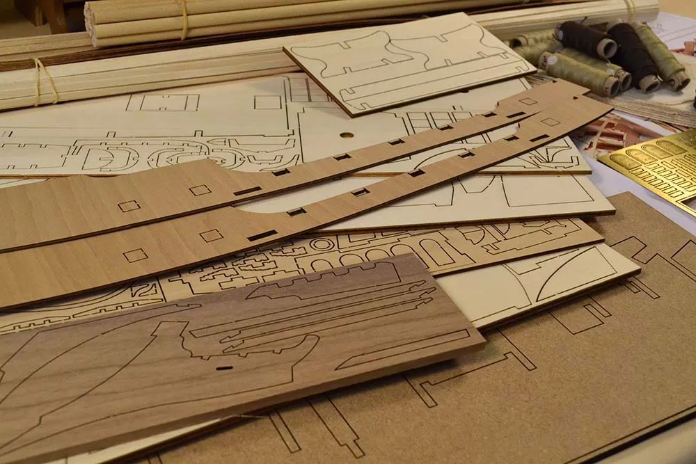 Black Swan, пиратский корабль + (Полный набор инструментов, клея и краски)