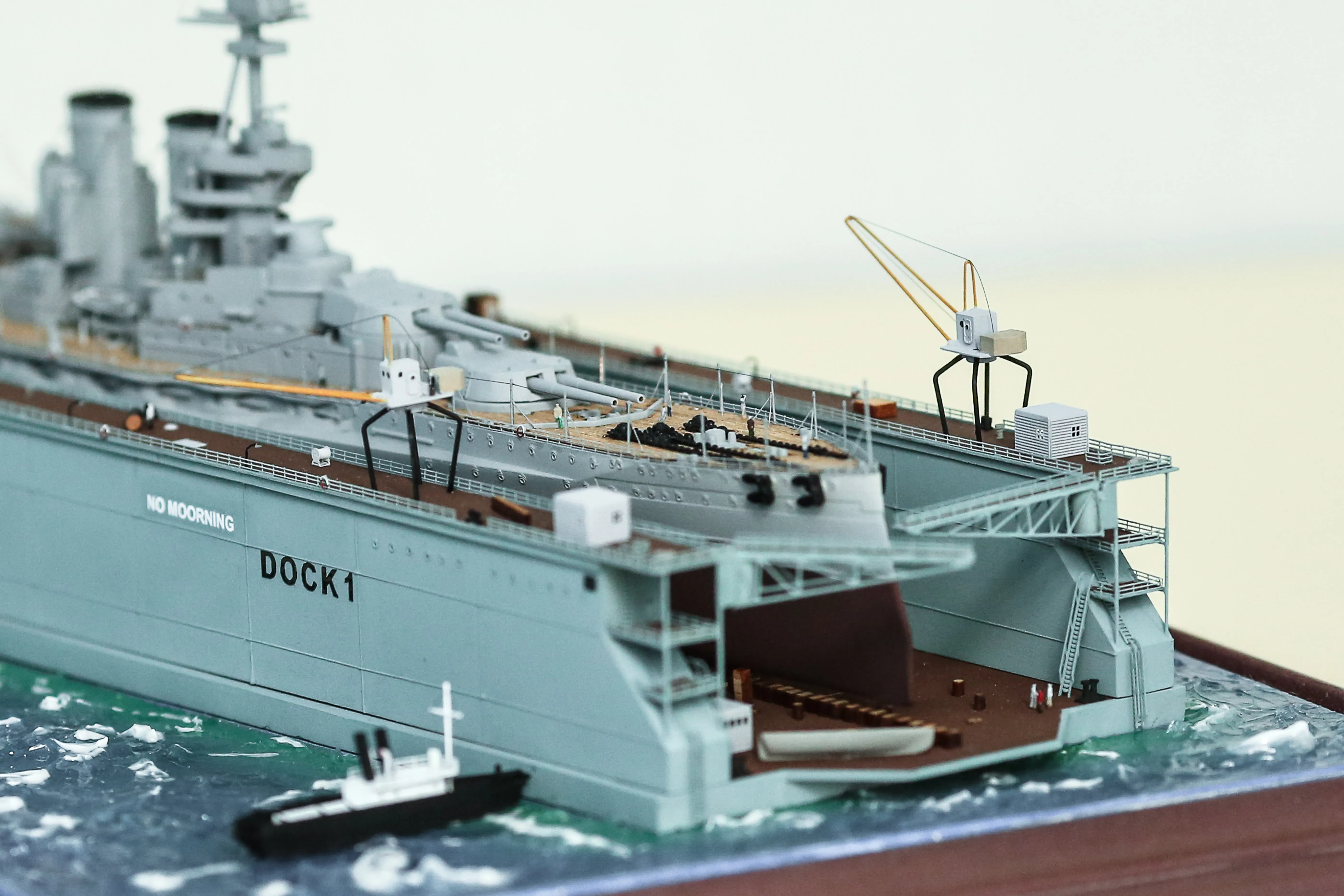 Модель корабля Линкор "Квин Элизабет" в доке - Верфь на Столе