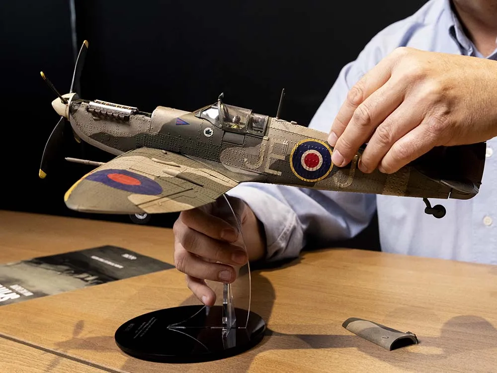 Spitfire MK-IXC EN398 + (Стартовый набор инструментов)