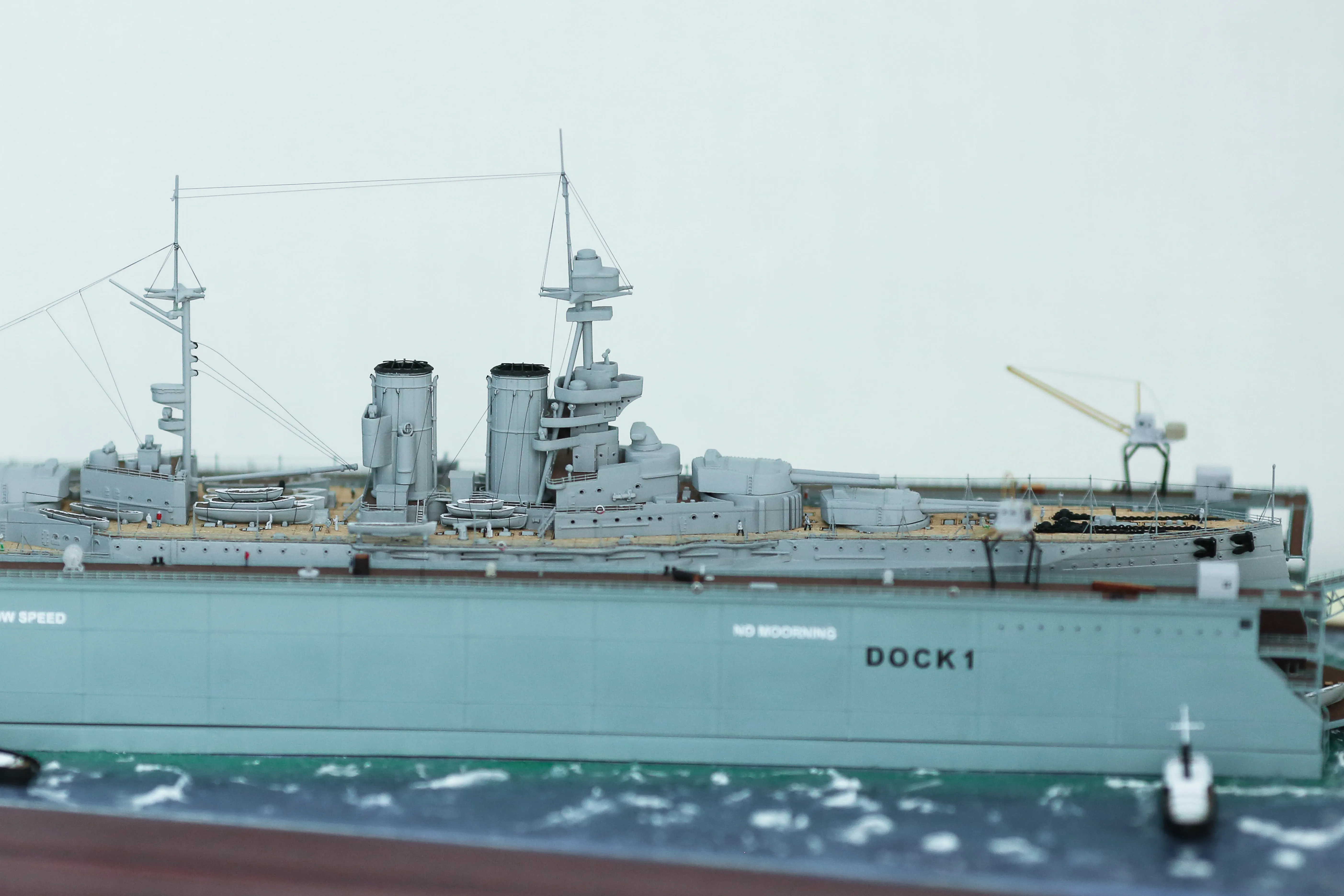 Модель корабля Линкор "Квин Элизабет" в доке - Верфь на Столе