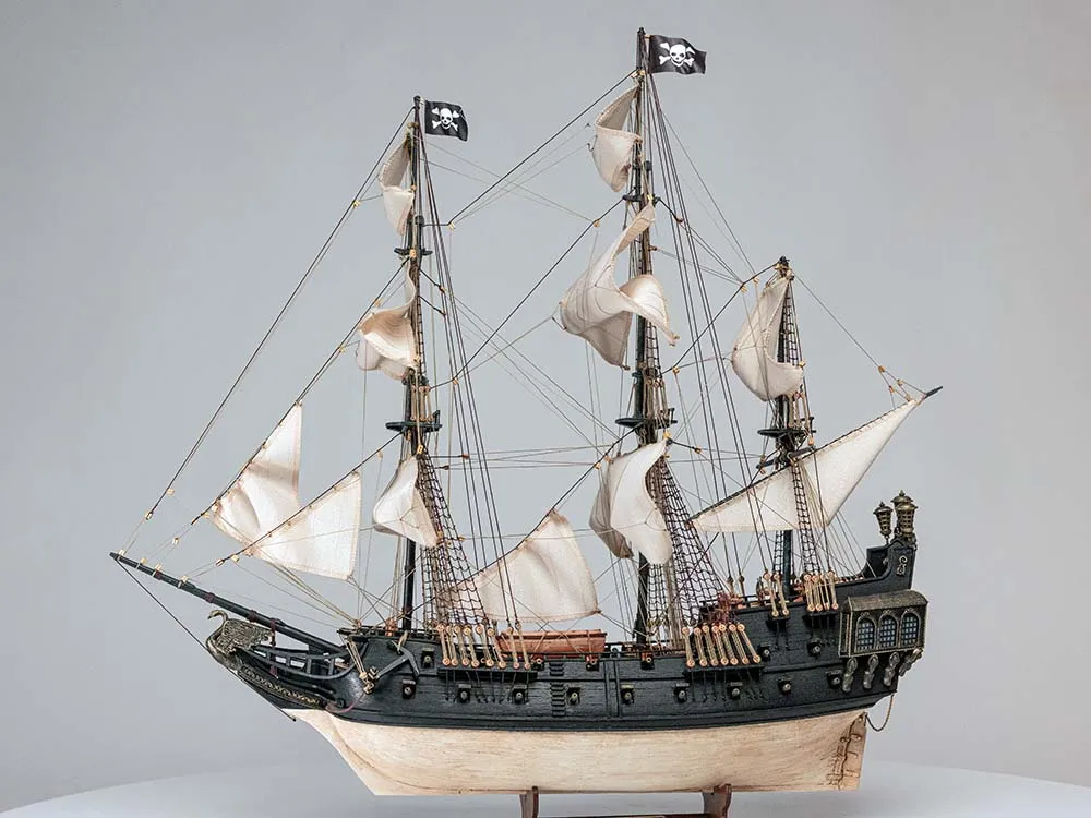 Black Swan, пиратский корабль + (Полный набор инструментов, клея и краски)
