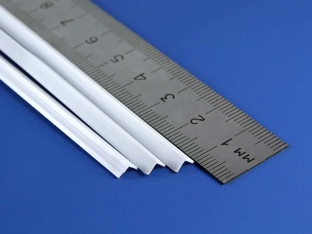 Уголок пластиковый 4х4 мм, 3 шт/уп.