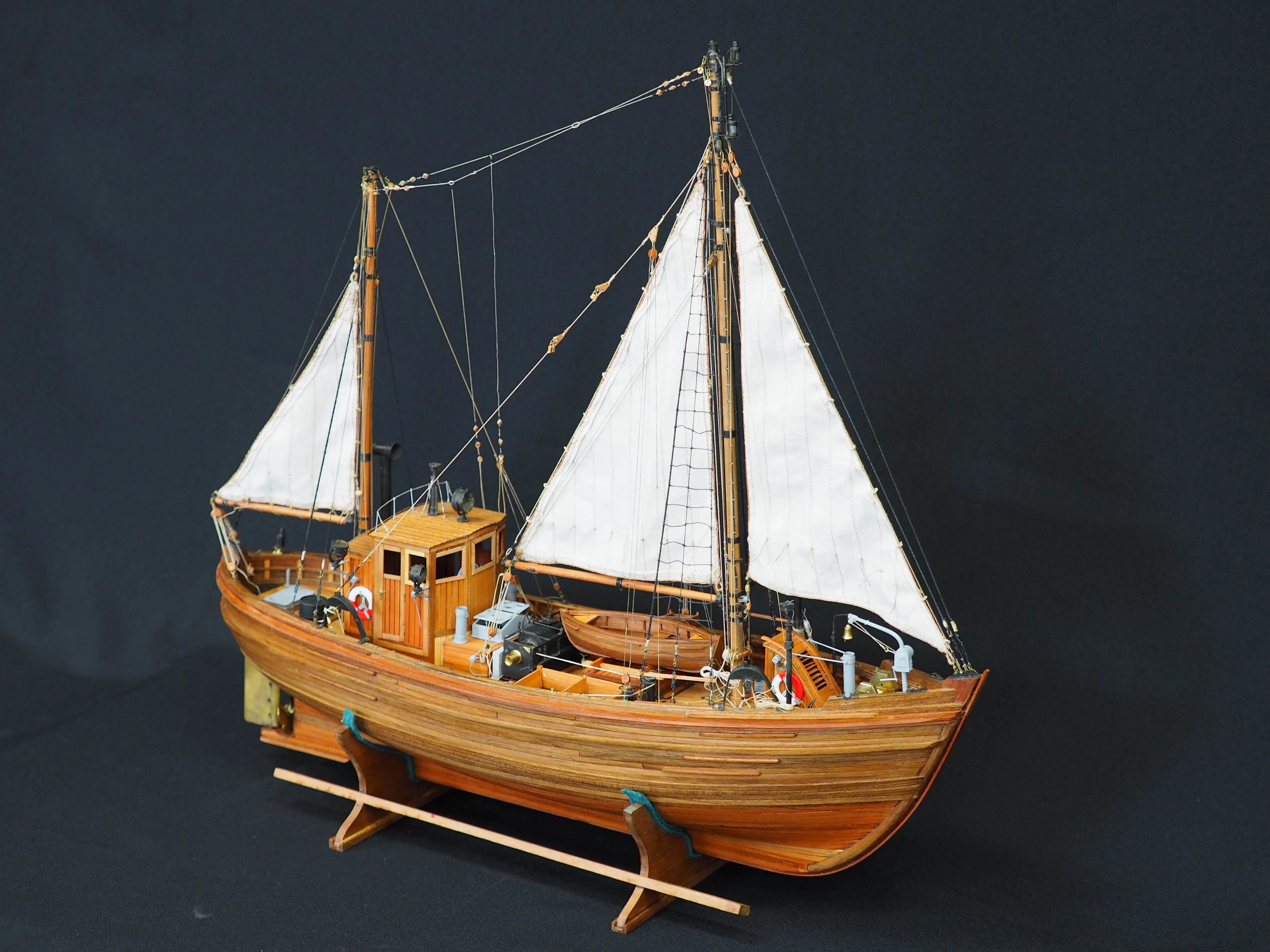 Модель корабля 17 метровый траловый рыболовный бот ГДР - Верфь на Столе