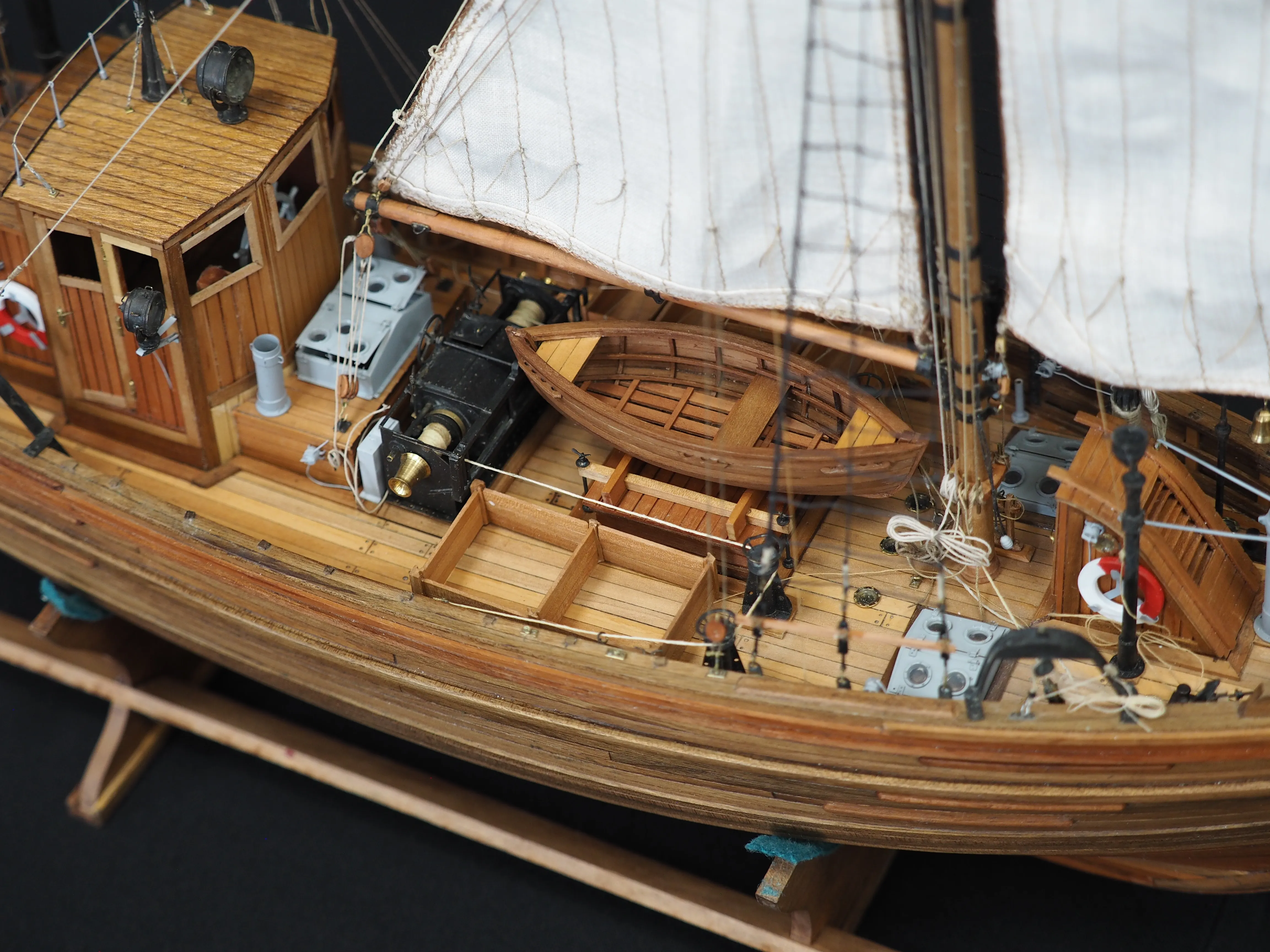 Модель корабля 17 метровый траловый рыболовный бот ГДР - Верфь на Столе