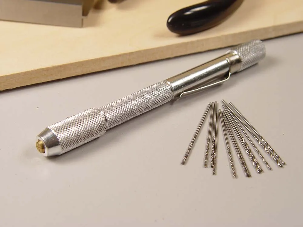 Сверлилка с набором из 12 сверл