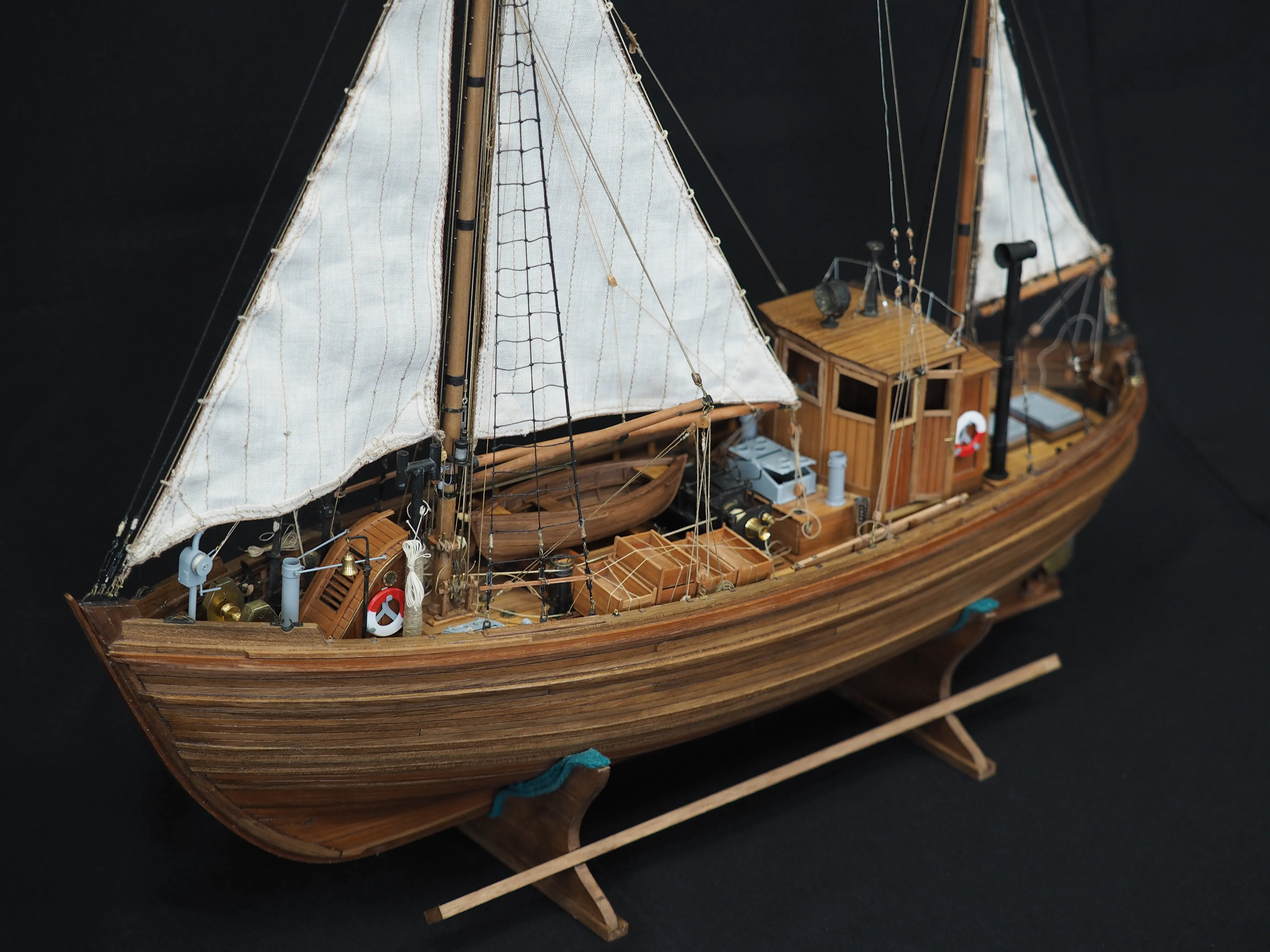 Модель корабля 17 метровый траловый рыболовный бот ГДР - Верфь на Столе