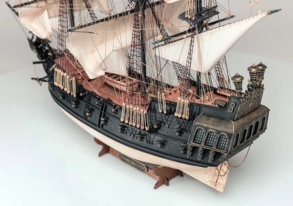 Black Swan, пиратский корабль + (Полный набор инструментов, клея и краски)