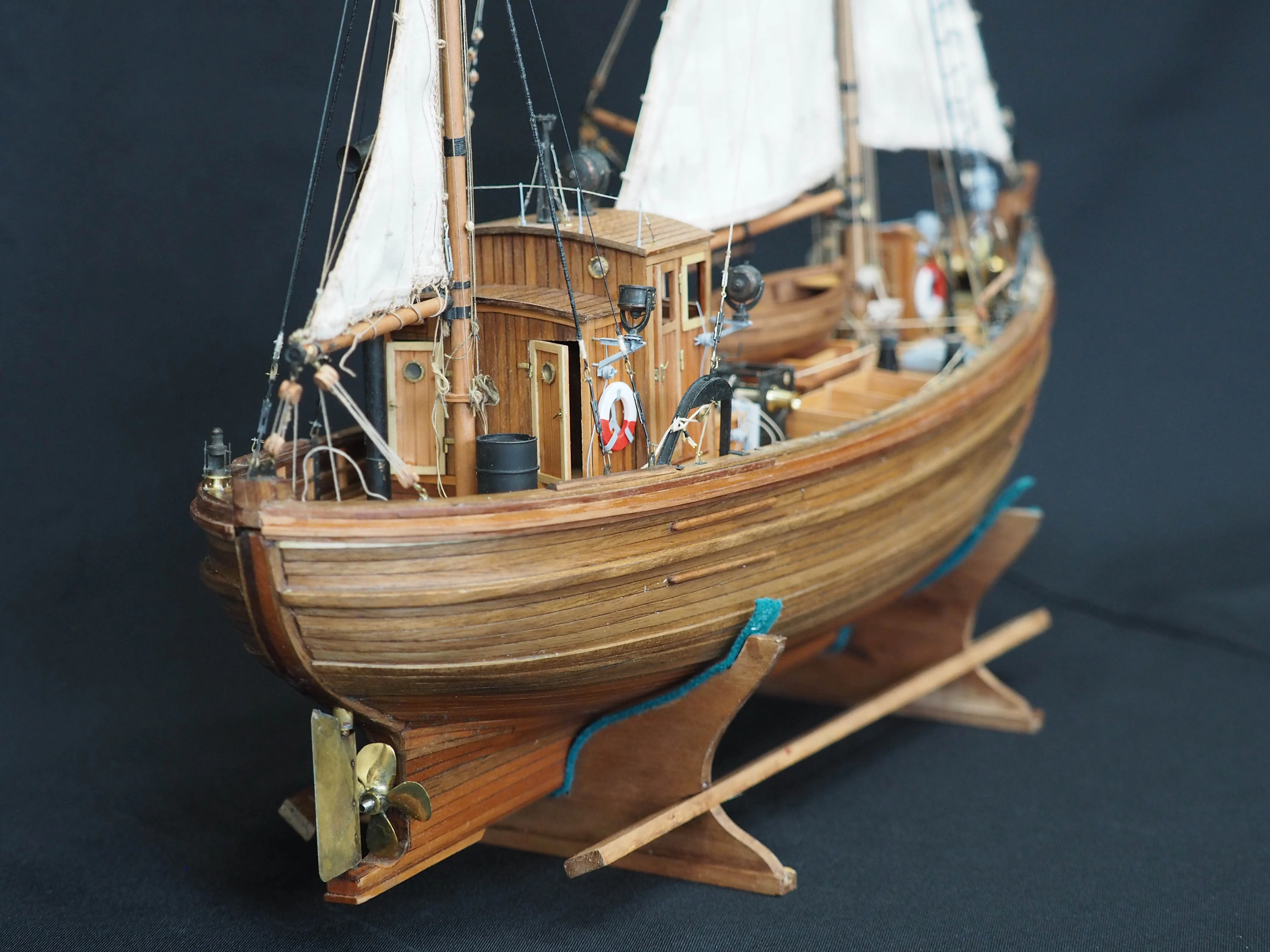 Модель корабля 17 метровый траловый рыболовный бот ГДР - Верфь на Столе