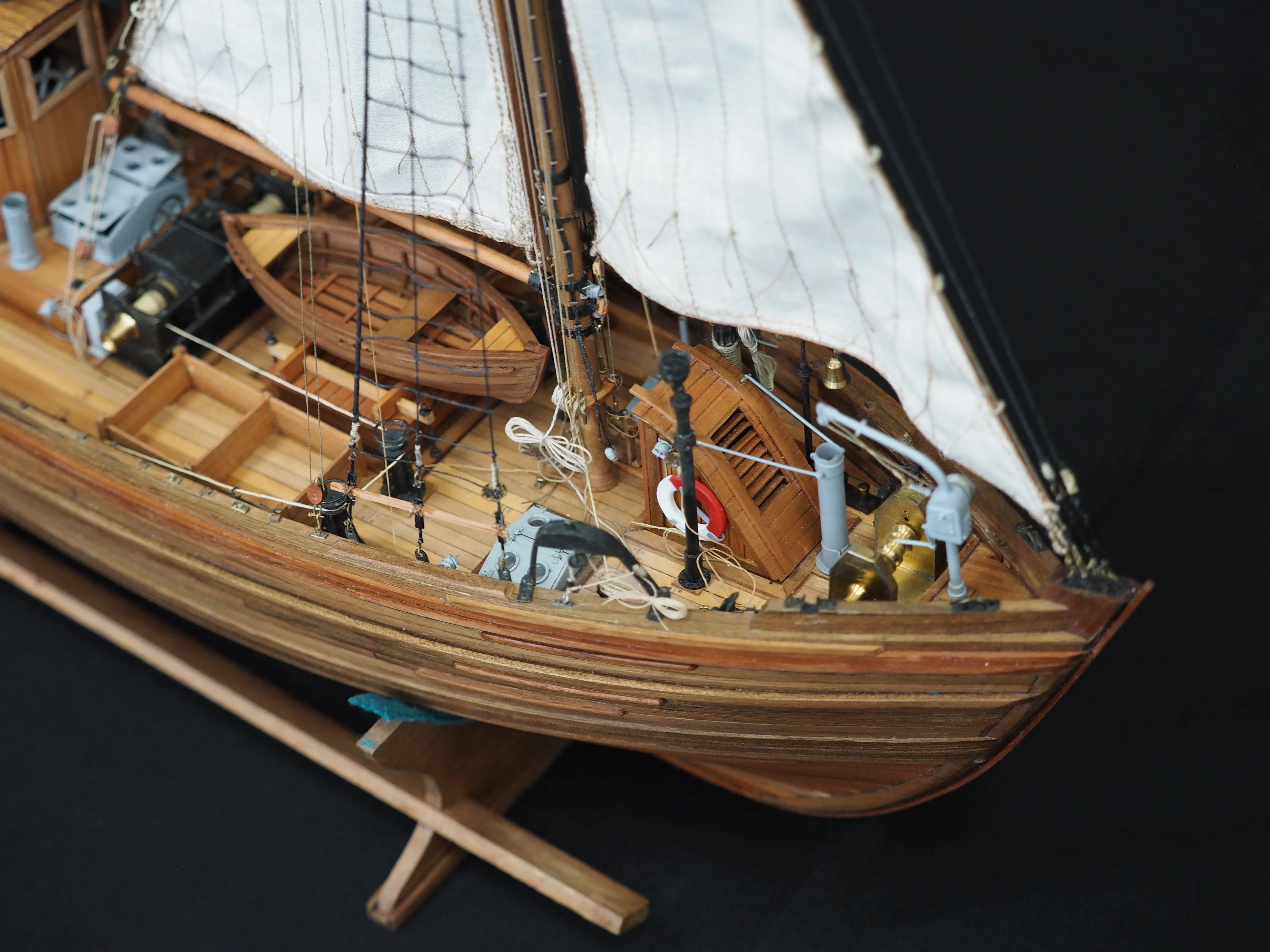 Модель корабля 17 метровый траловый рыболовный бот ГДР - Верфь на Столе