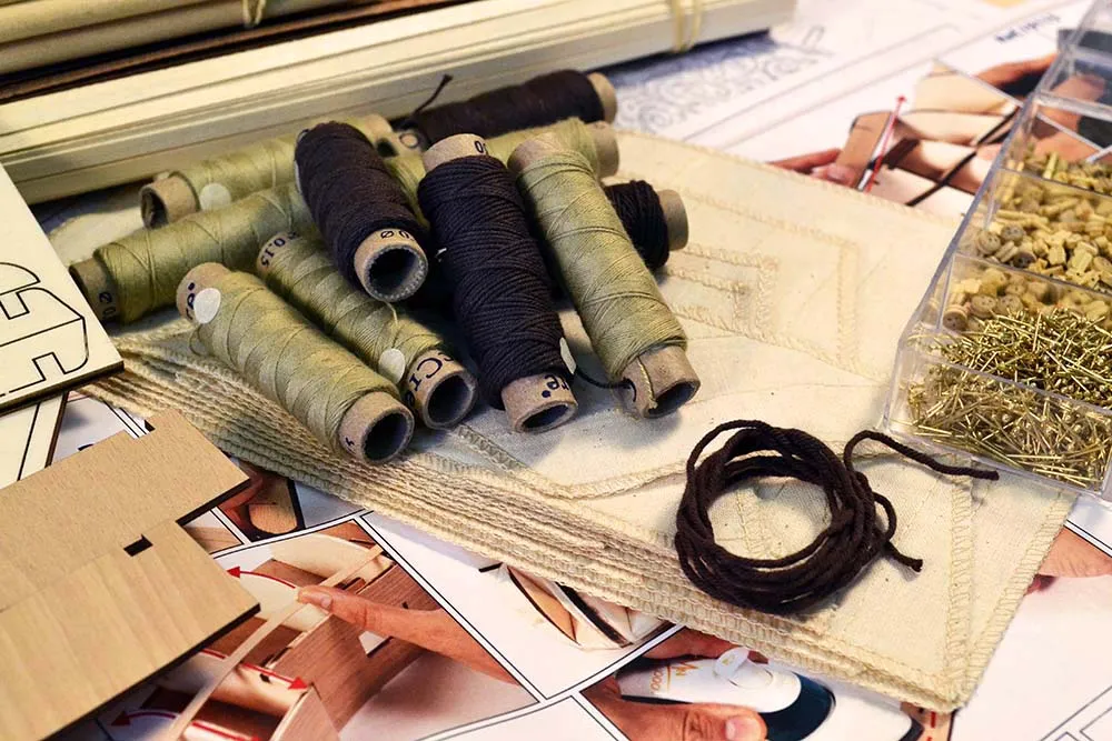 Black Swan, пиратский корабль + (Полный набор инструментов, клея и краски)